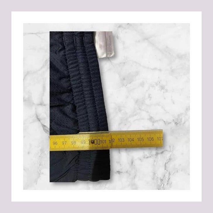 Entdecke unsere Vintage Track Pants von Nike und anderen Marken, erhältlich bei Valuxery.de - Dein Shop für trendige Vintage - Kleidung. Unsere Track Pants sind aus hochwertigen Materialien und