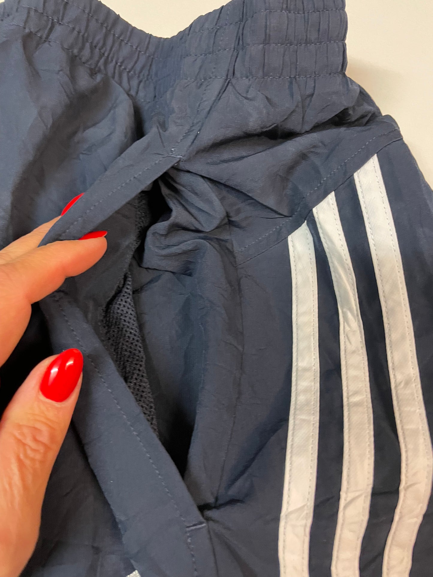 Entdecke unsere Vintage Track Pants von Nike und anderen Marken, erhältlich bei Valuxery.de - Dein Shop für trendige Vintage - Kleidung. Unsere Track Pants sind aus hochwertigen Materialien und