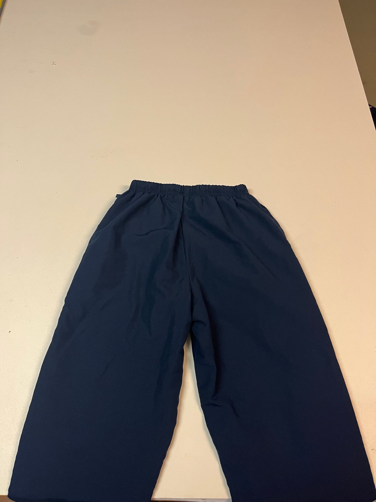 Entdecke unsere Vintage Track Pants von Nike und anderen Marken, erhältlich bei Valuxery.de - Dein Shop für trendige Vintage - Kleidung. Unsere Track Pants sind aus hochwertigen Materialien und