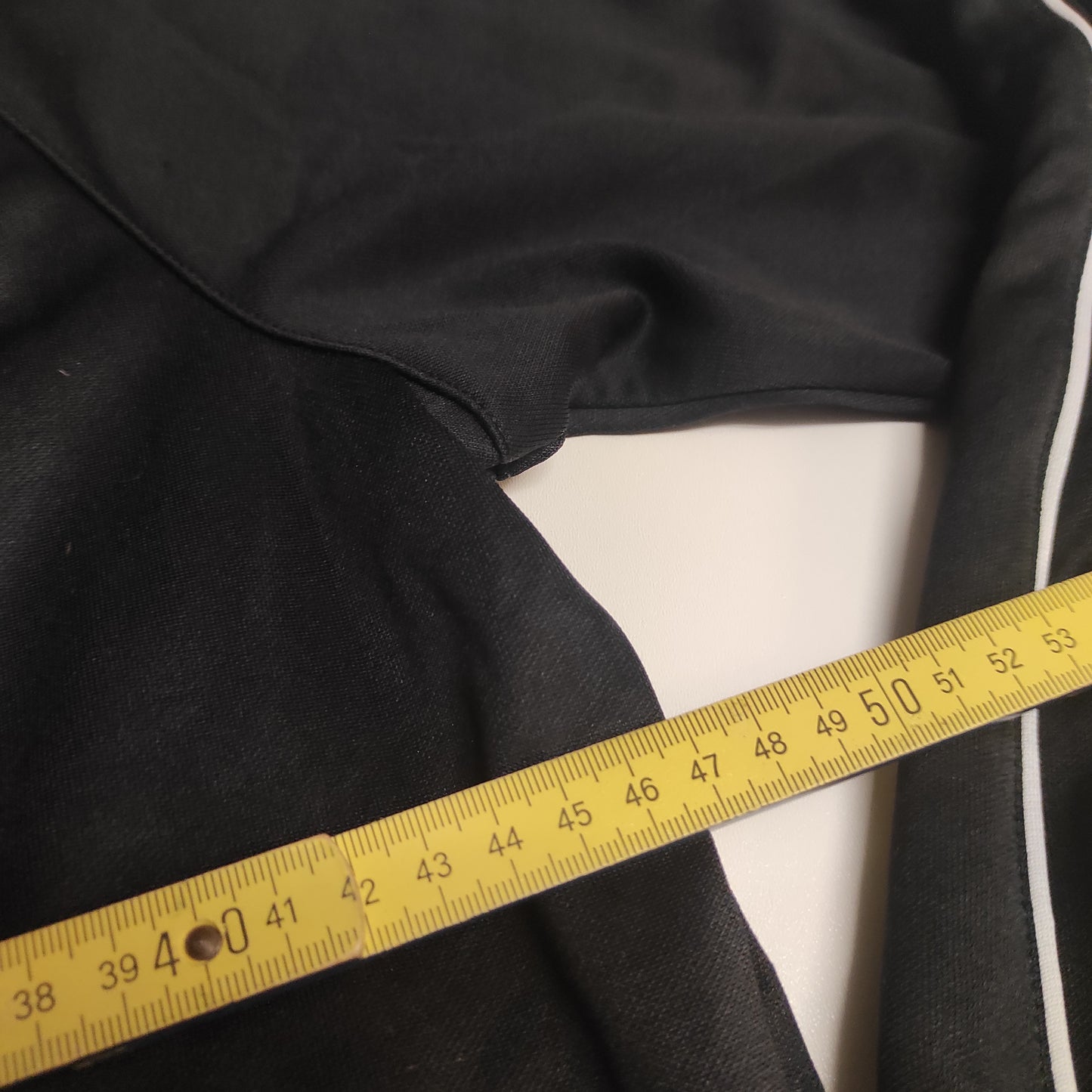 Entdecke unsere Vintage Track Pants von Nike und anderen Marken, erhältlich bei Valuxery.de - Dein Shop für trendige Vintage - Kleidung. Unsere Track Pants sind aus hochwertigen Materialien und