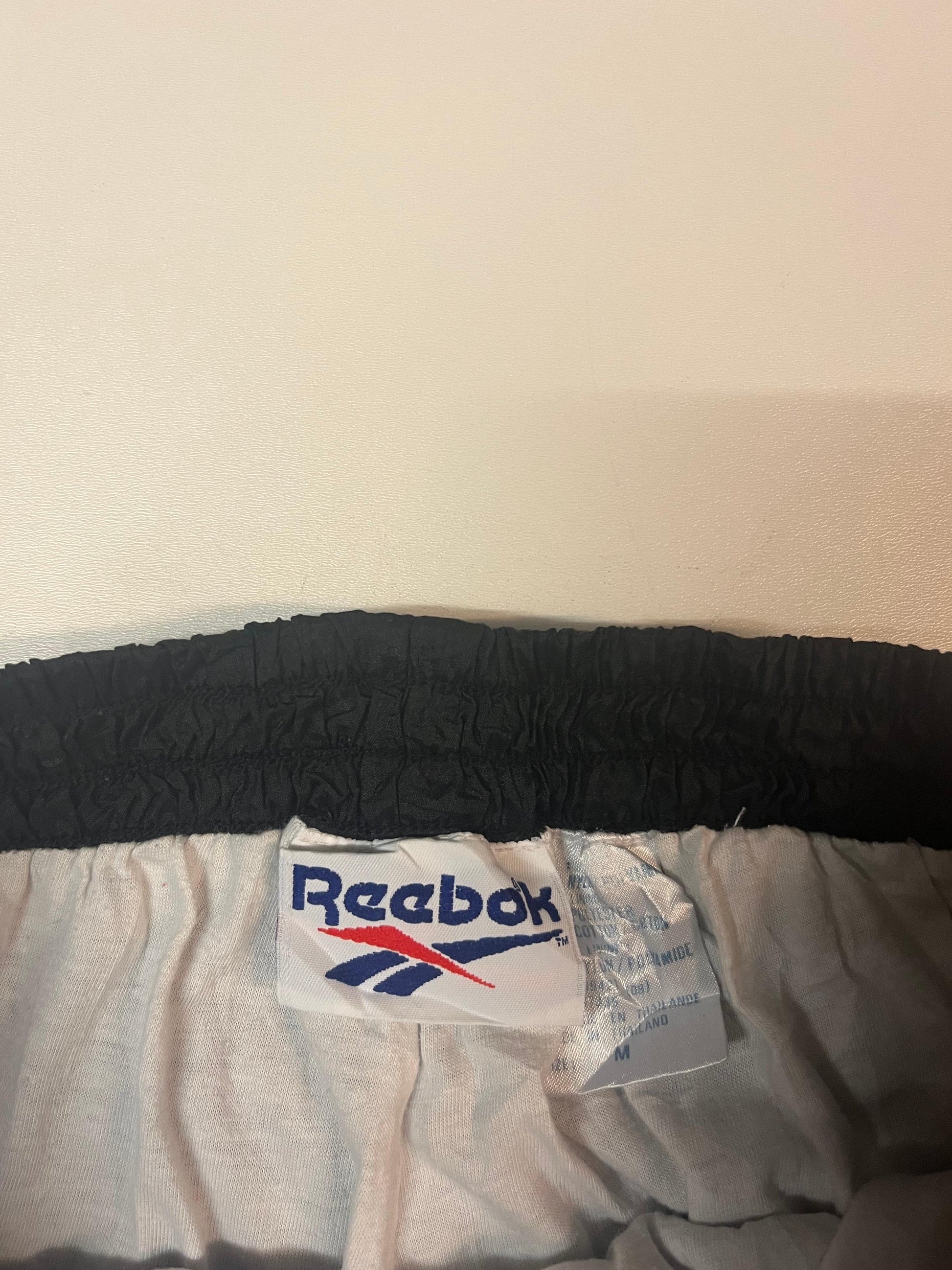 Entdecke unsere Vintage Track Pants von Nike und anderen Marken, erhältlich bei Valuxery.de - Dein Shop für trendige Vintage - Kleidung. Unsere Track Pants sind aus hochwertigen Materialien und