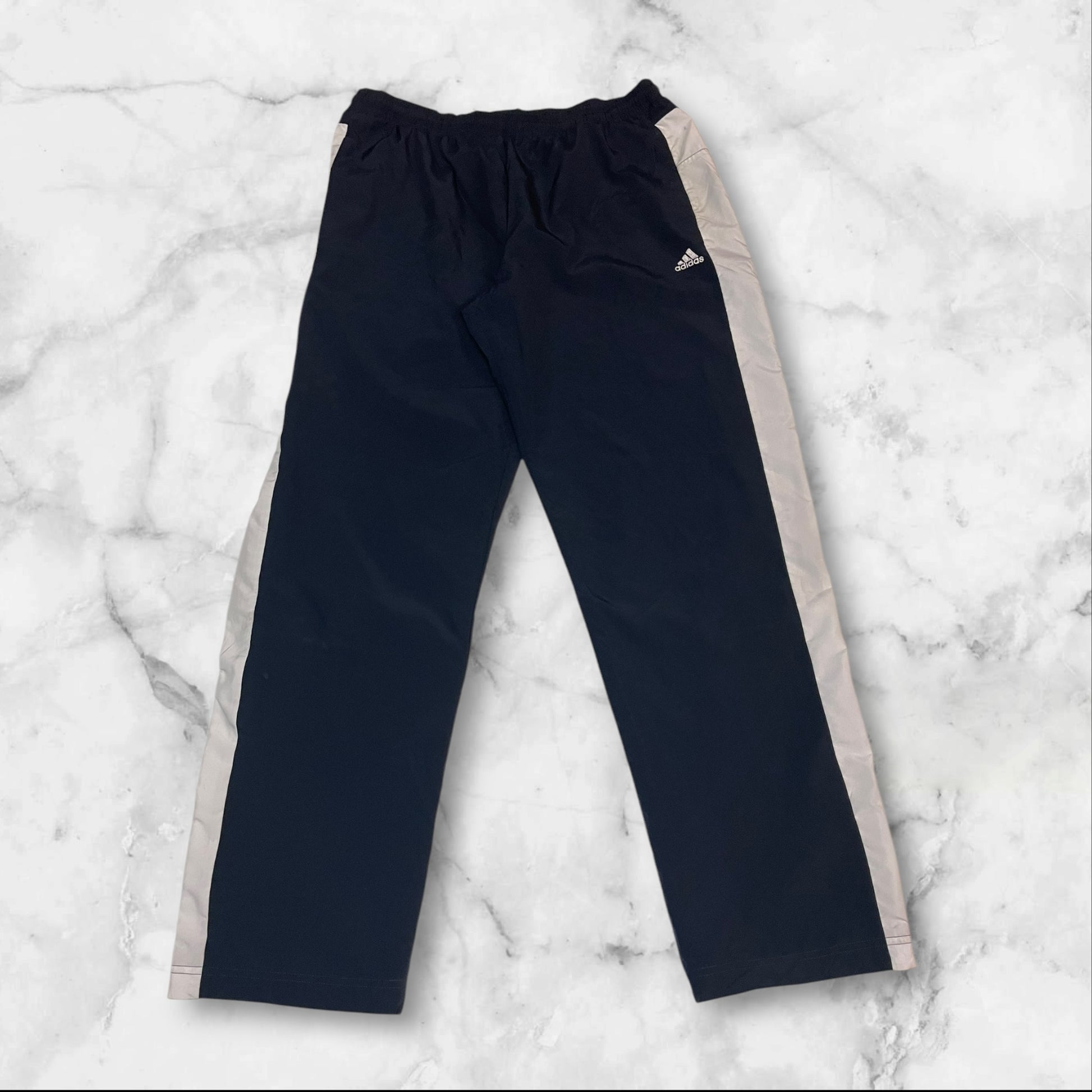 Entdecke unsere Vintage Track Pants von Nike und anderen Marken, erhältlich bei Valuxery.de - Dein Shop für trendige Vintage - Kleidung. Unsere Track Pants sind aus hochwertigen Materialien und