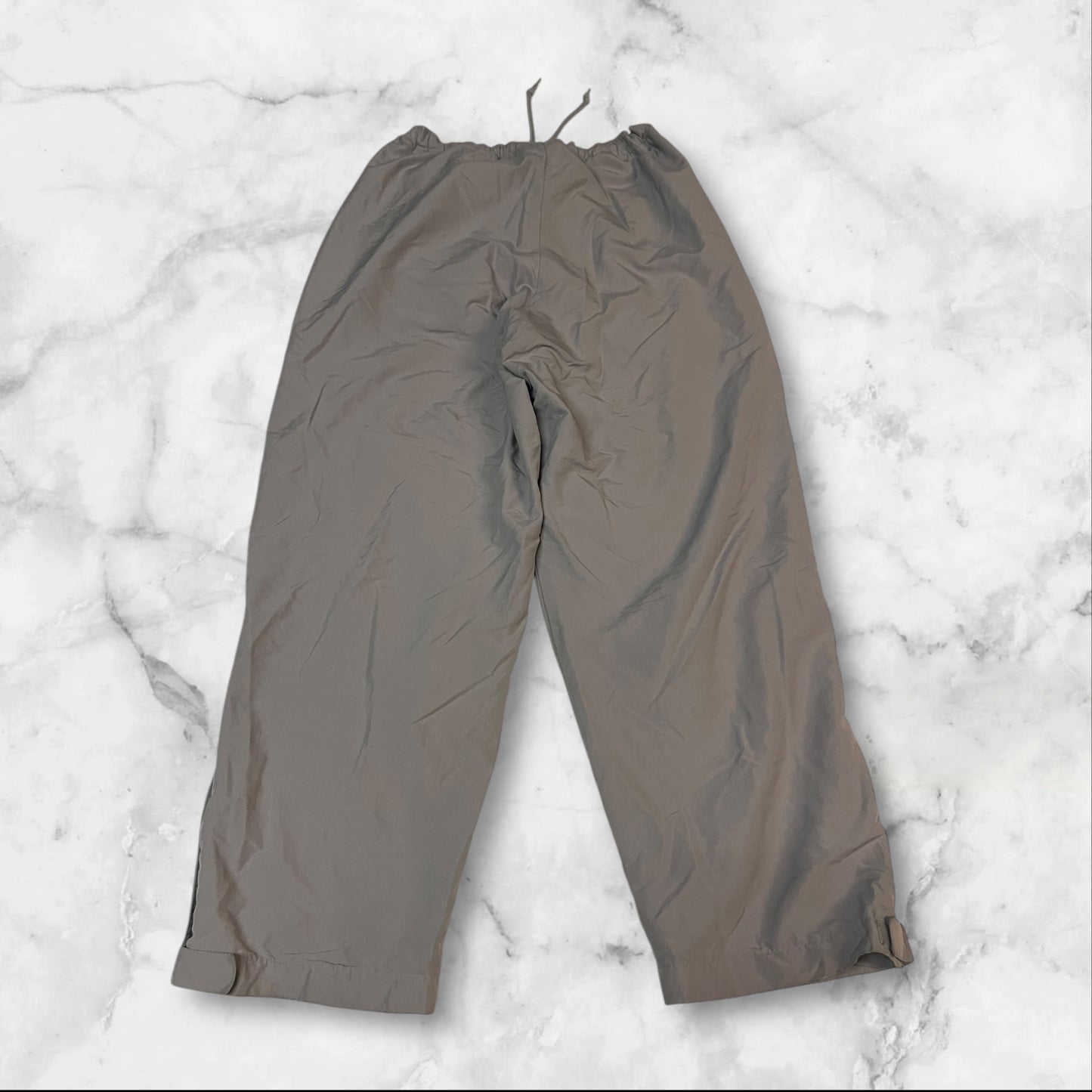 Entdecke unsere Vintage Track Pants von Nike und anderen Marken, erhältlich bei Valuxery.de - Dein Shop für trendige Vintage - Kleidung. Unsere Track Pants sind aus hochwertigen Materialien und