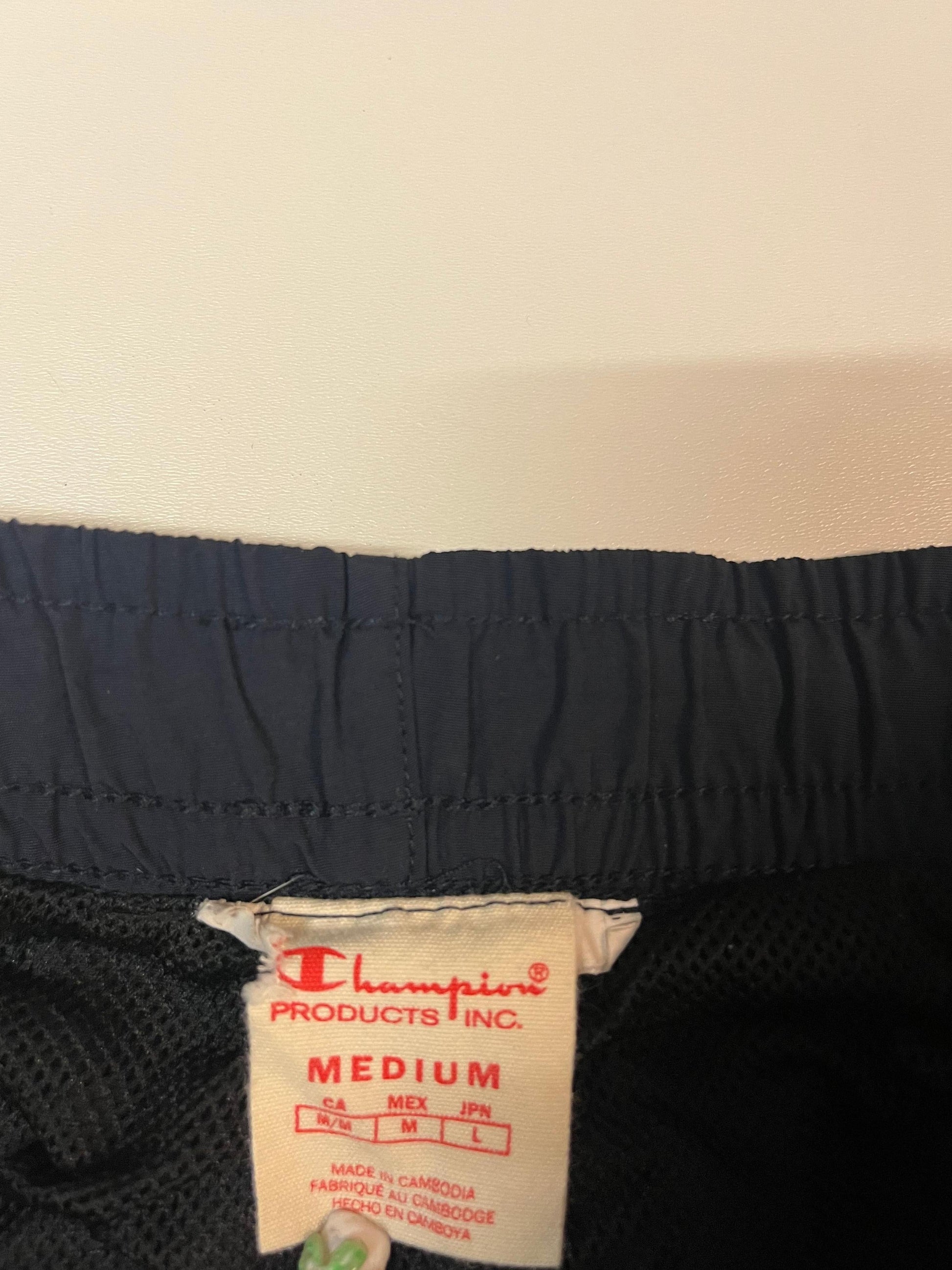 Entdecke unsere Vintage Track Pants von Nike und anderen Marken, erhältlich bei Valuxery.de - Dein Shop für trendige Vintage - Kleidung. Unsere Track Pants sind aus hochwertigen Materialien und