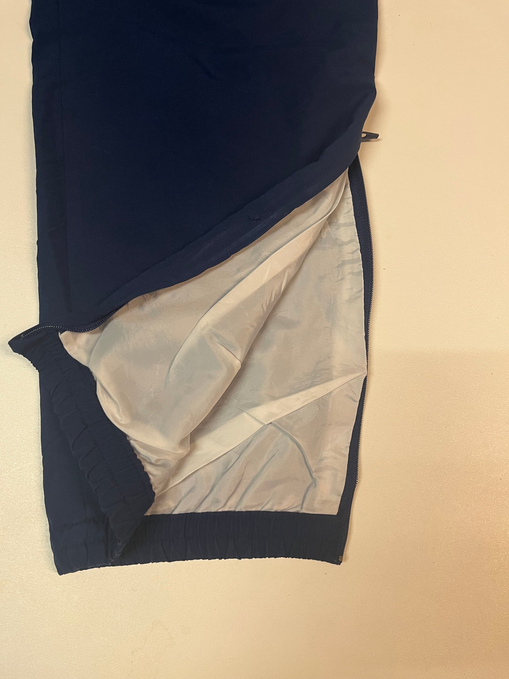 Entdecke unsere Vintage Track Pants von Nike und anderen Marken, erhältlich bei Valuxery.de - Dein Shop für trendige Vintage - Kleidung. Unsere Track Pants sind aus hochwertigen Materialien und