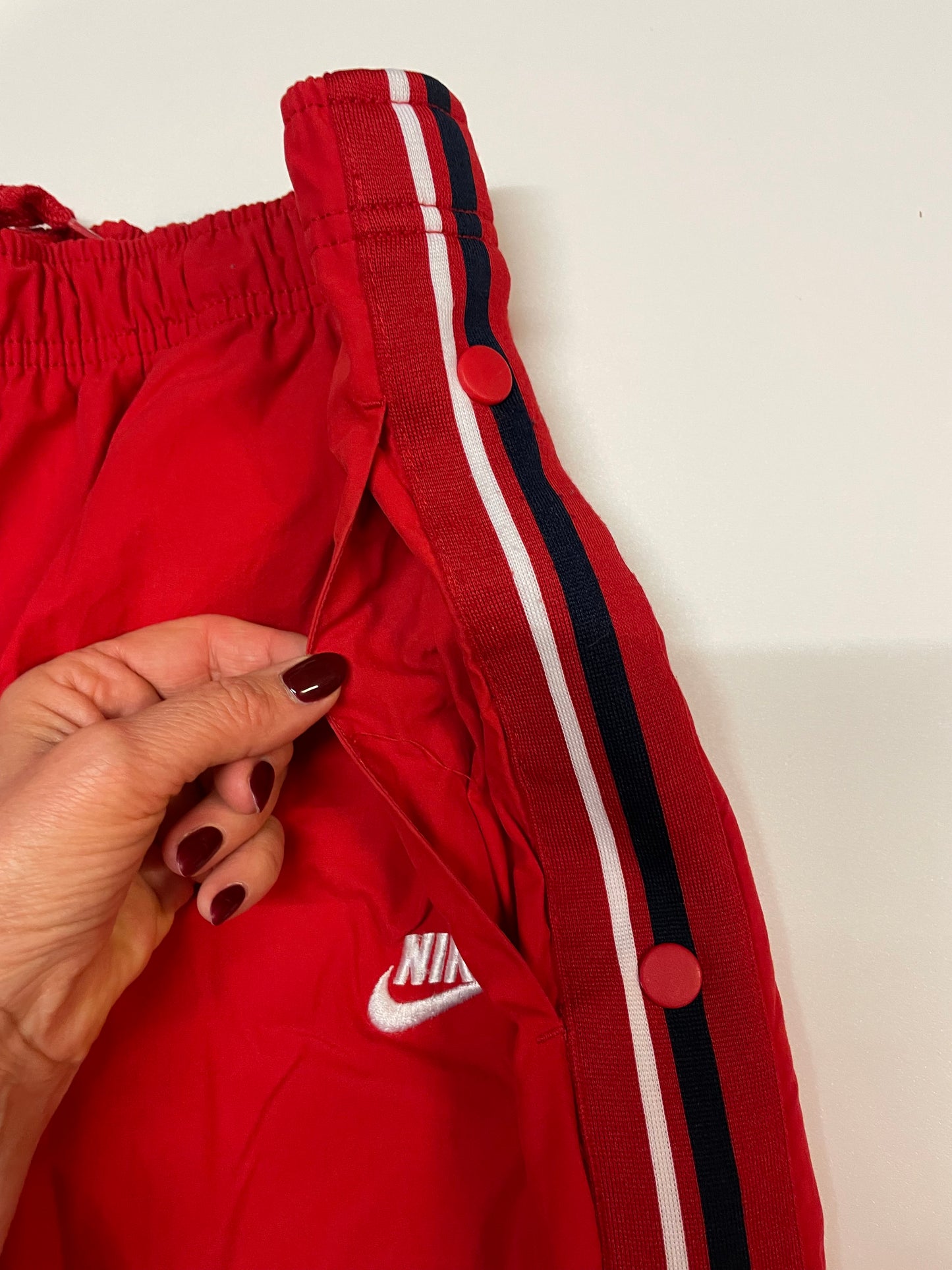 Entdecke unsere Vintage Track Pants von Nike und anderen Marken, erhältlich bei Valuxery.de - Dein Shop für trendige Vintage - Kleidung. Unsere Track Pants sind aus hochwertigen Materialien und