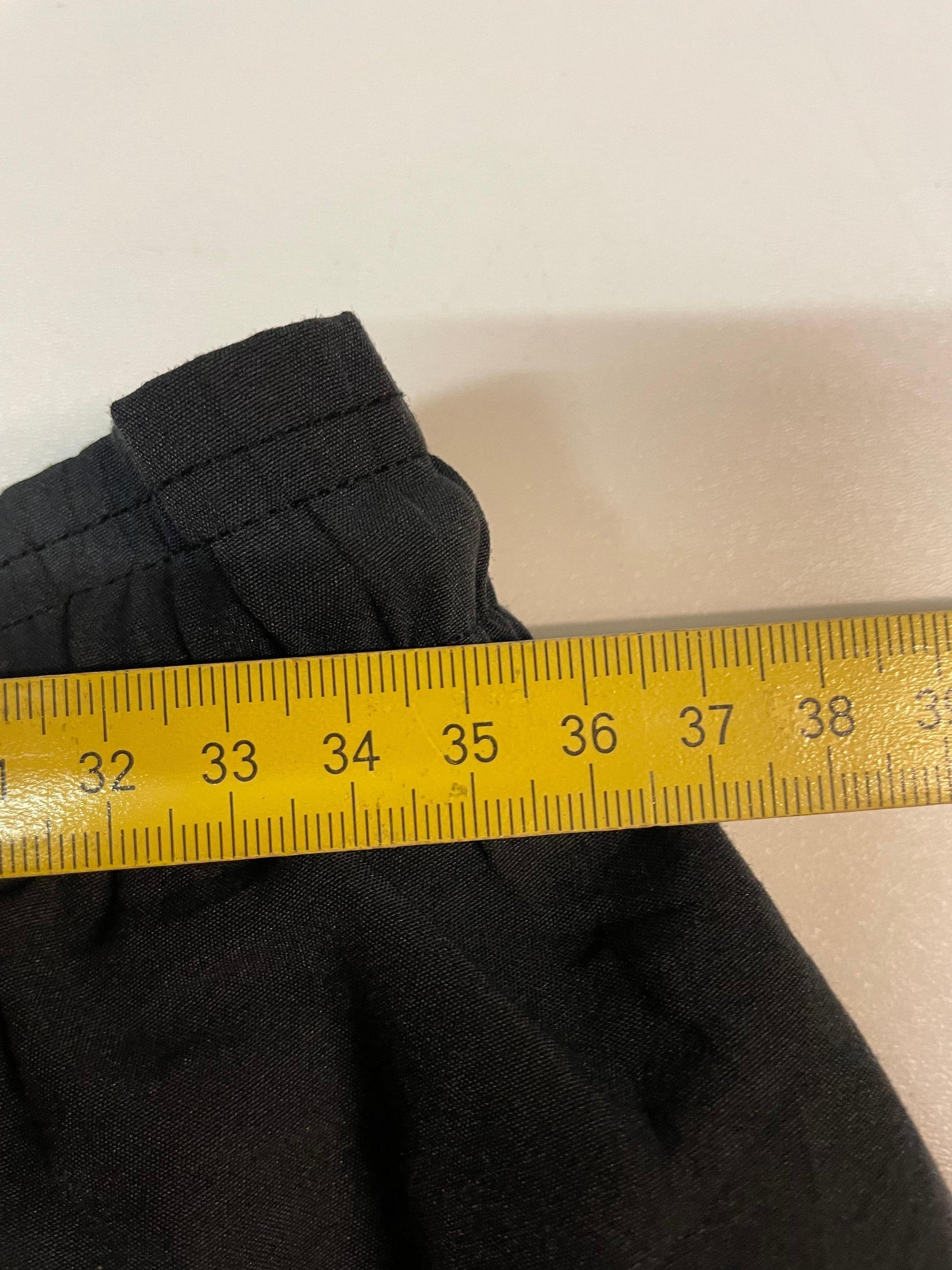 Entdecke unsere Vintage Track Pants von Nike und anderen Marken, erhältlich bei Valuxery.de - Dein Shop für trendige Vintage - Kleidung. Unsere Track Pants sind aus hochwertigen Materialien und