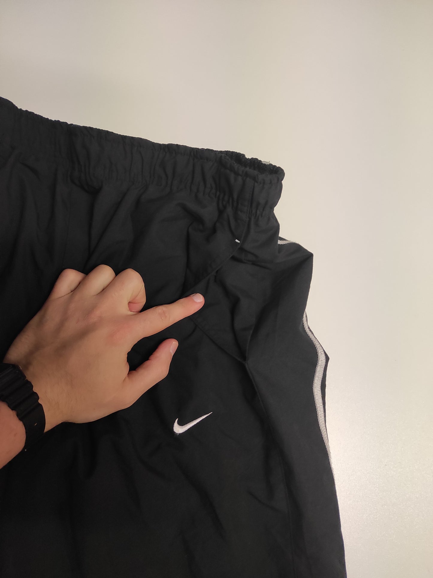 Entdecke unsere Vintage Track Pants von Nike und anderen Marken, erhältlich bei Valuxery.de - Dein Shop für trendige Vintage - Kleidung. Unsere Track Pants sind aus hochwertigen Materialien und