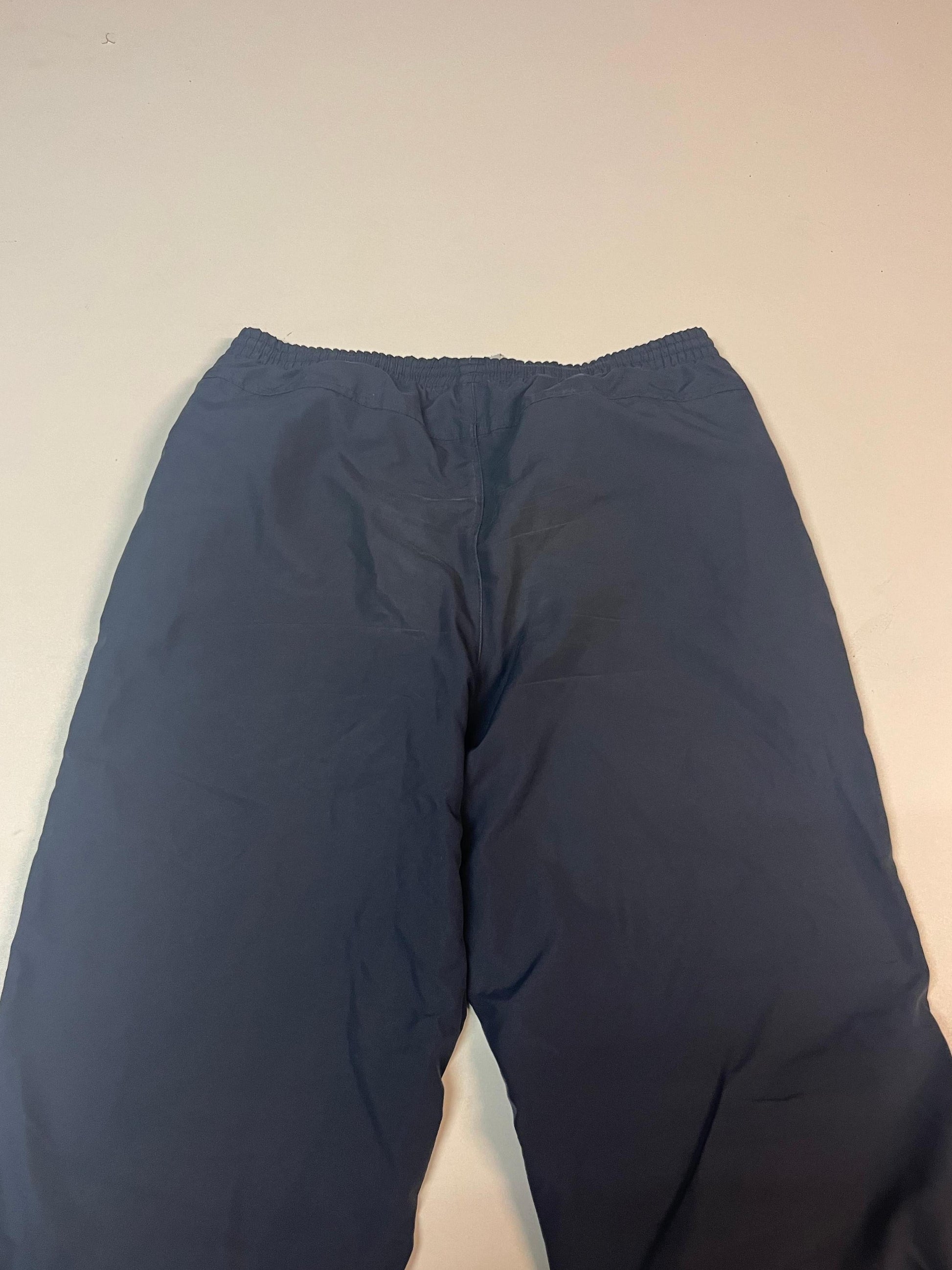 Entdecke unsere Vintage Track Pants von Nike und anderen Marken, erhältlich bei Valuxery.de - Dein Shop für trendige Vintage - Kleidung. Unsere Track Pants sind aus hochwertigen Materialien und