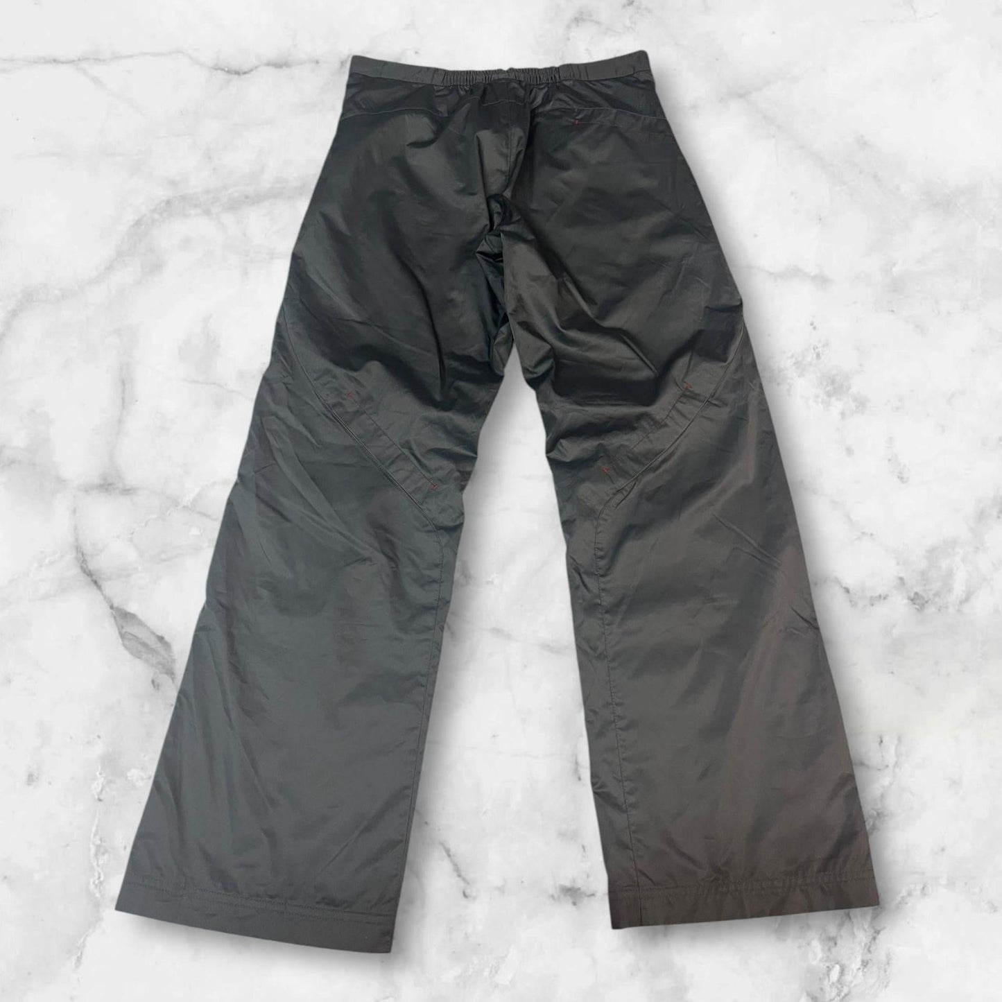 Entdecke unsere Vintage Track Pants von Nike und anderen Marken, erhältlich bei Valuxery.de - Dein Shop für trendige Vintage - Kleidung. Unsere Track Pants sind aus hochwertigen Materialien und