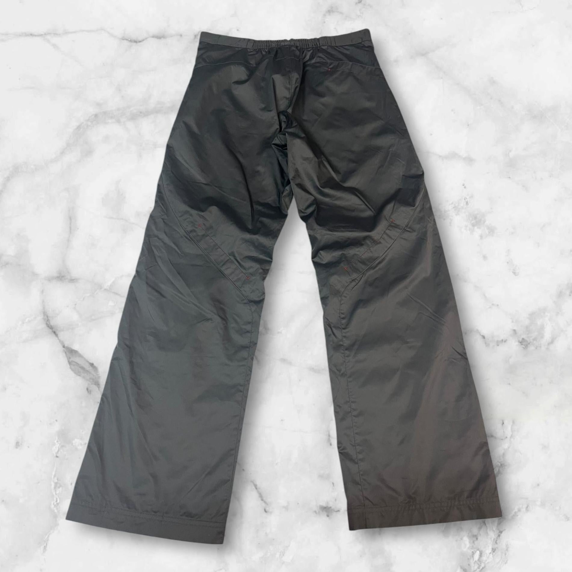 Entdecke unsere Vintage Track Pants von Nike und anderen Marken, erhältlich bei Valuxery.de - Dein Shop für trendige Vintage - Kleidung. Unsere Track Pants sind aus hochwertigen Materialien und