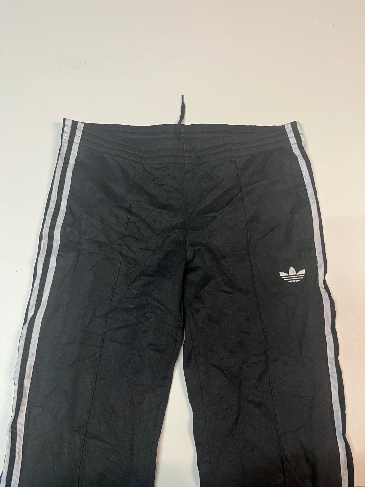 Entdecke unsere Vintage Track Pants von Nike und anderen Marken, erhältlich bei Valuxery.de - Dein Shop für trendige Vintage - Kleidung. Unsere Track Pants sind aus hochwertigen Materialien und