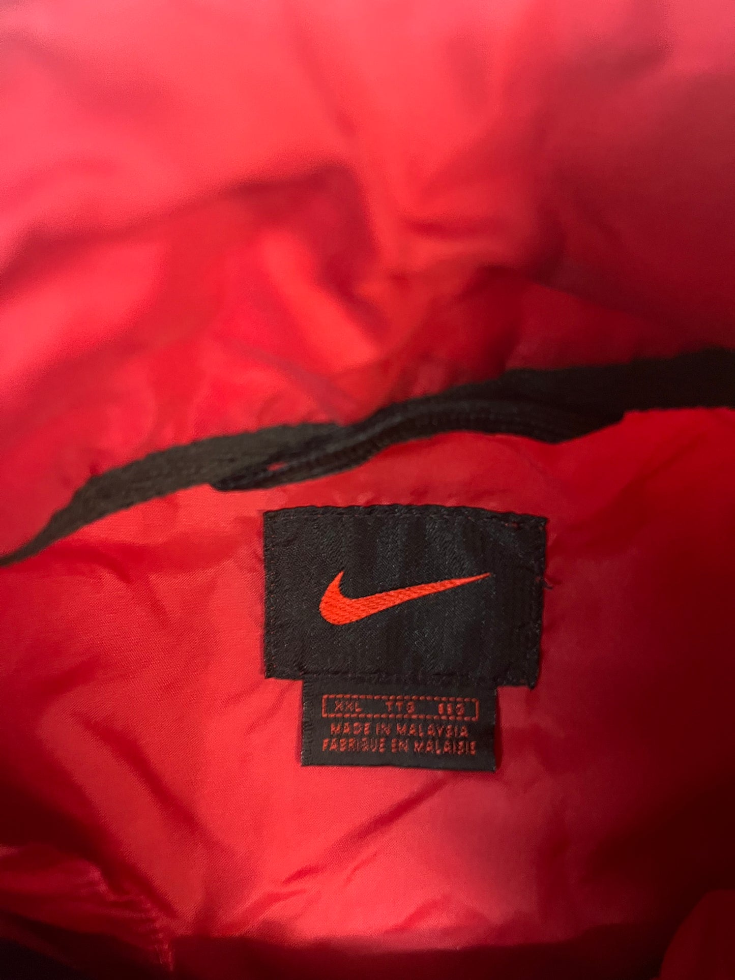 Entdecke unsere Vintage Track Pants von Nike und anderen Marken, erhältlich bei Valuxery.de - Dein Shop für trendige Vintage - Kleidung. Unsere Track Pants sind aus hochwertigen Materialien und
