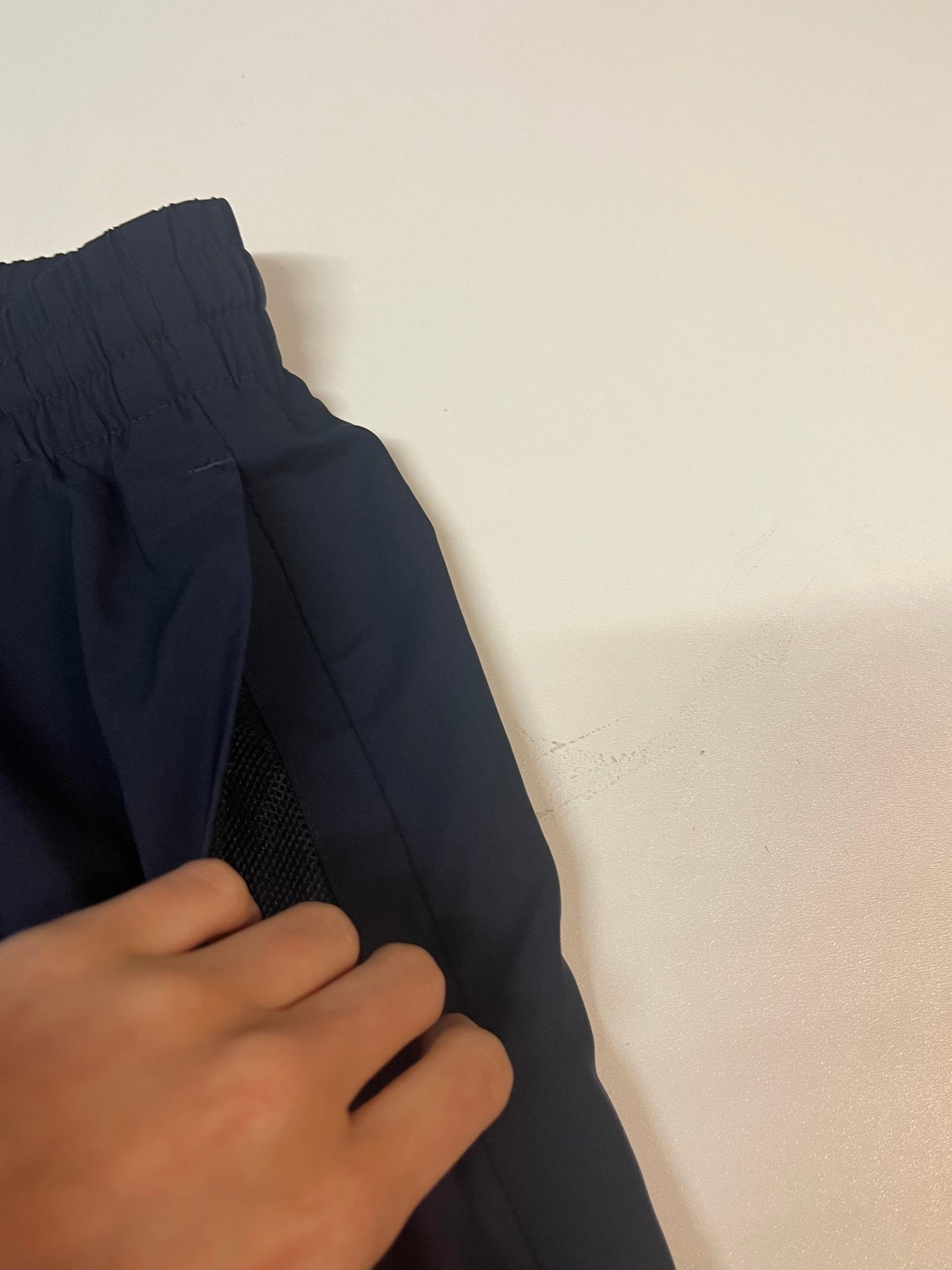 Entdecke unsere Vintage Track Pants von Nike und anderen Marken, erhältlich bei Valuxery.de - Dein Shop für trendige Vintage - Kleidung. Unsere Track Pants sind aus hochwertigen Materialien und