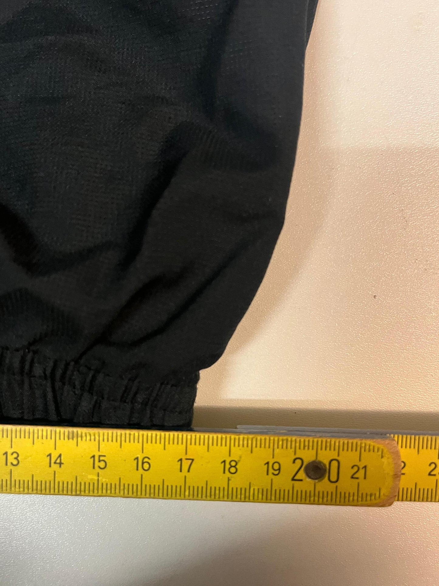 Entdecke unsere Vintage Track Pants von Nike und anderen Marken, erhältlich bei Valuxery.de - Dein Shop für trendige Vintage - Kleidung. Unsere Track Pants sind aus hochwertigen Materialien und
