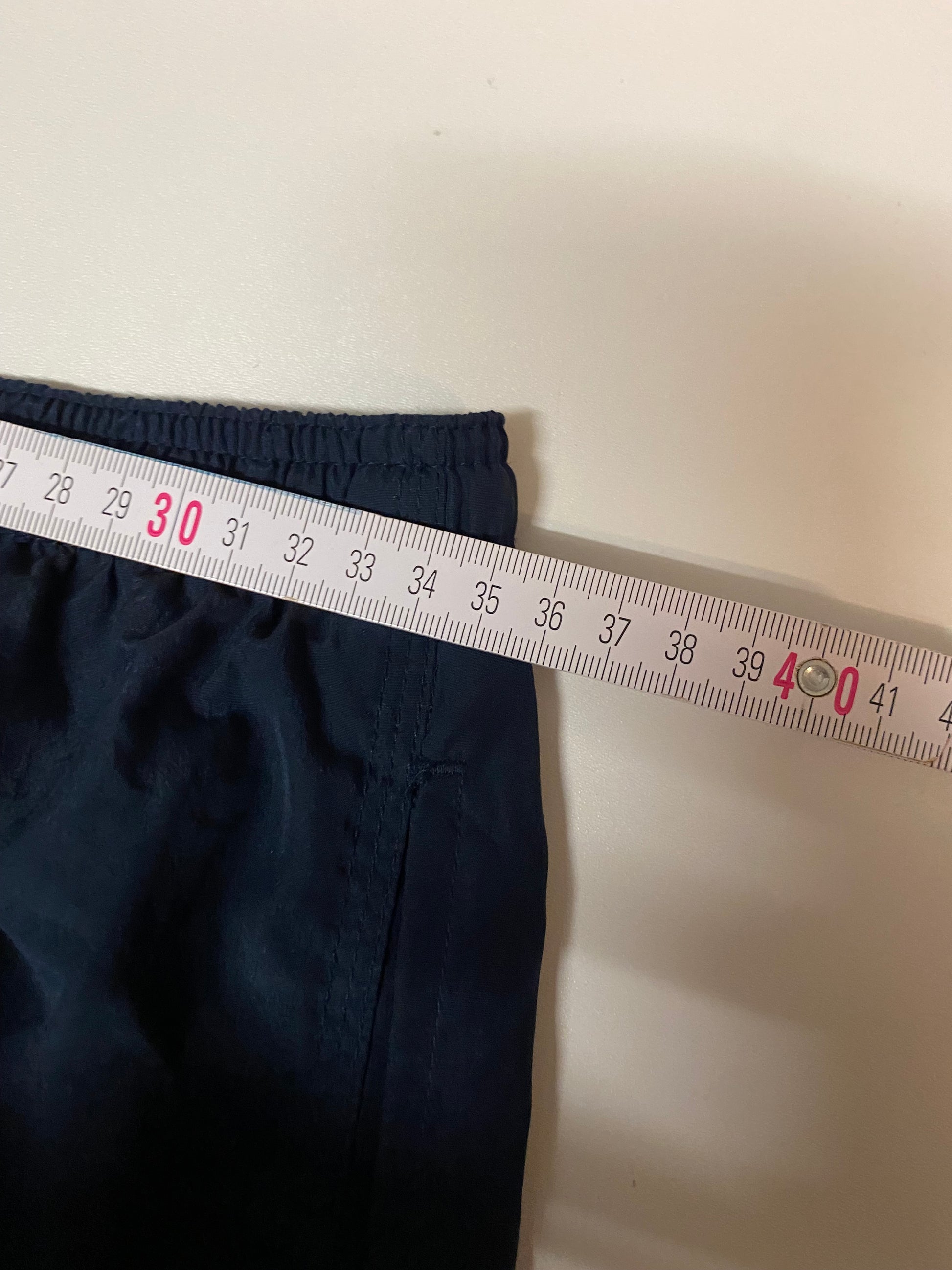 Entdecke unsere Vintage Track Pants von Nike und anderen Marken, erhältlich bei Valuxery.de - Dein Shop für trendige Vintage - Kleidung. Unsere Track Pants sind aus hochwertigen Materialien und