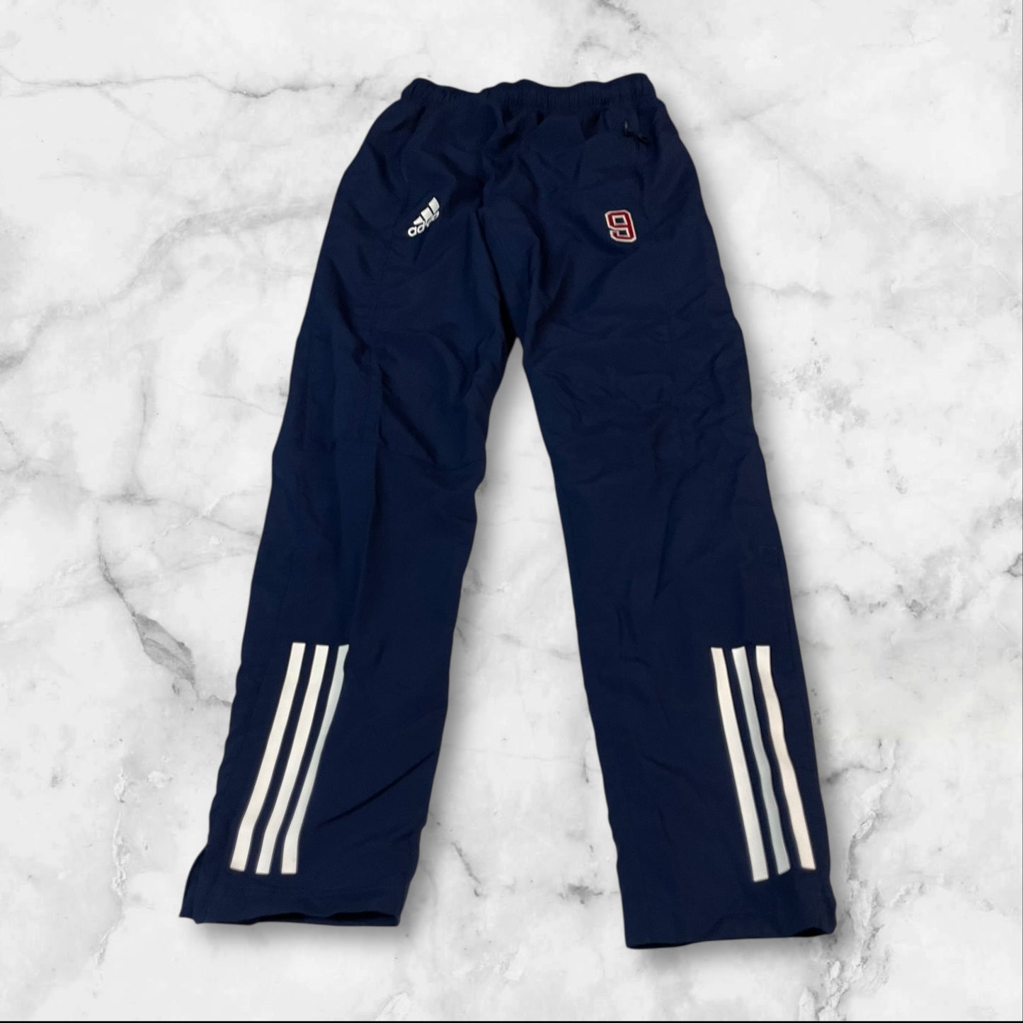 Entdecke unsere Vintage Track Pants von Nike und anderen Marken, erhältlich bei Valuxery.de - Dein Shop für trendige Vintage - Kleidung. Unsere Track Pants sind aus hochwertigen Materialien und