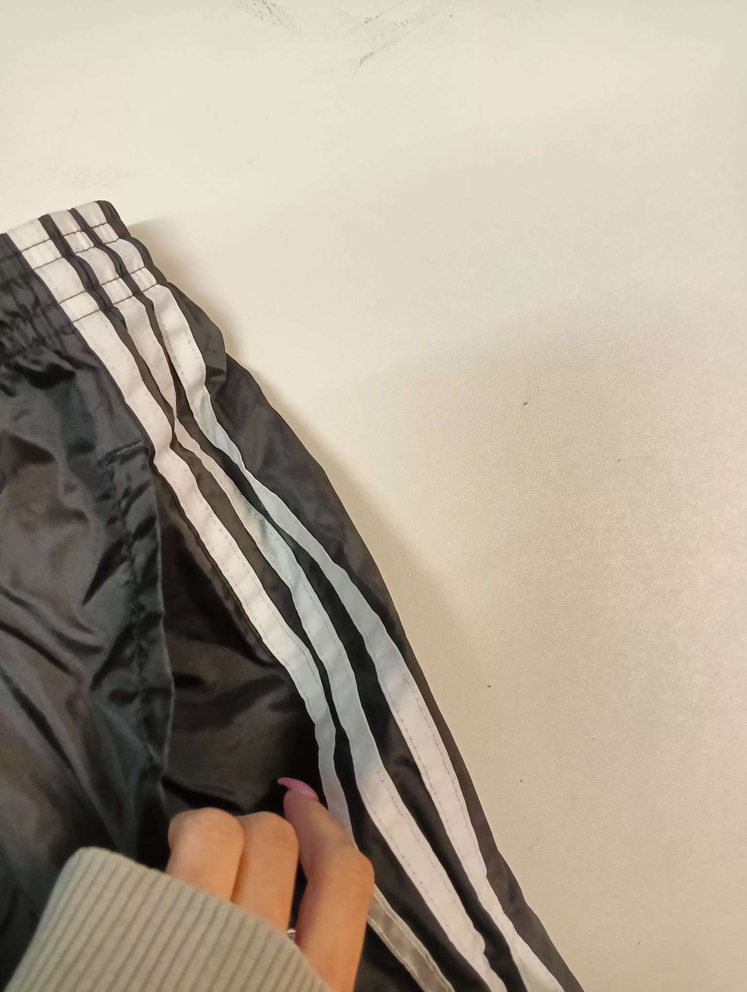 Entdecke unsere Vintage Track Pants von Nike und anderen Marken, erhältlich bei Valuxery.de - Dein Shop für trendige Vintage - Kleidung. Unsere Track Pants sind aus hochwertigen Materialien und