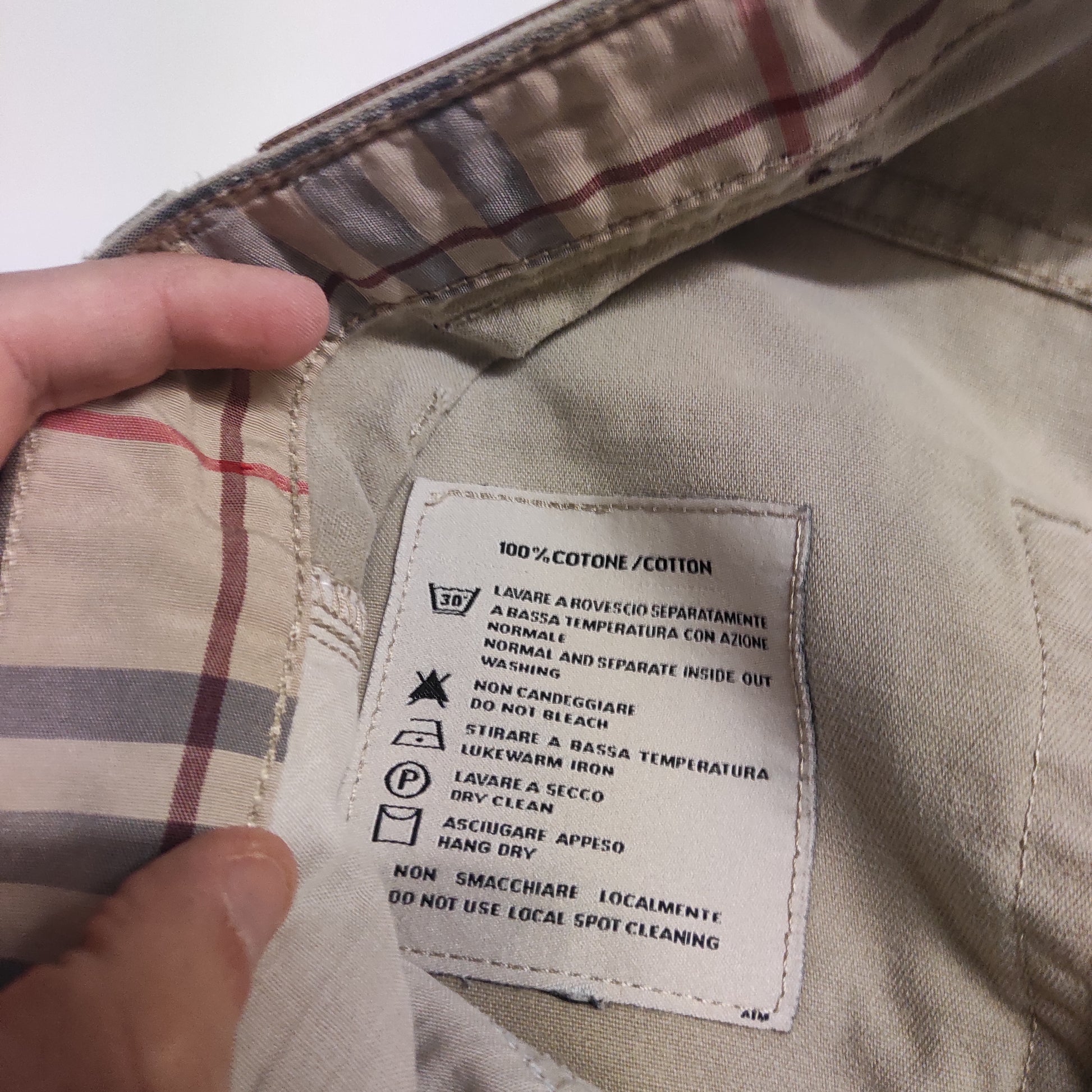 Entdecke unsere Vintage Track Pants von Nike und anderen Marken, erhältlich bei Valuxery.de - Dein Shop für trendige Vintage - Kleidung. Unsere Track Pants sind aus hochwertigen Materialien und