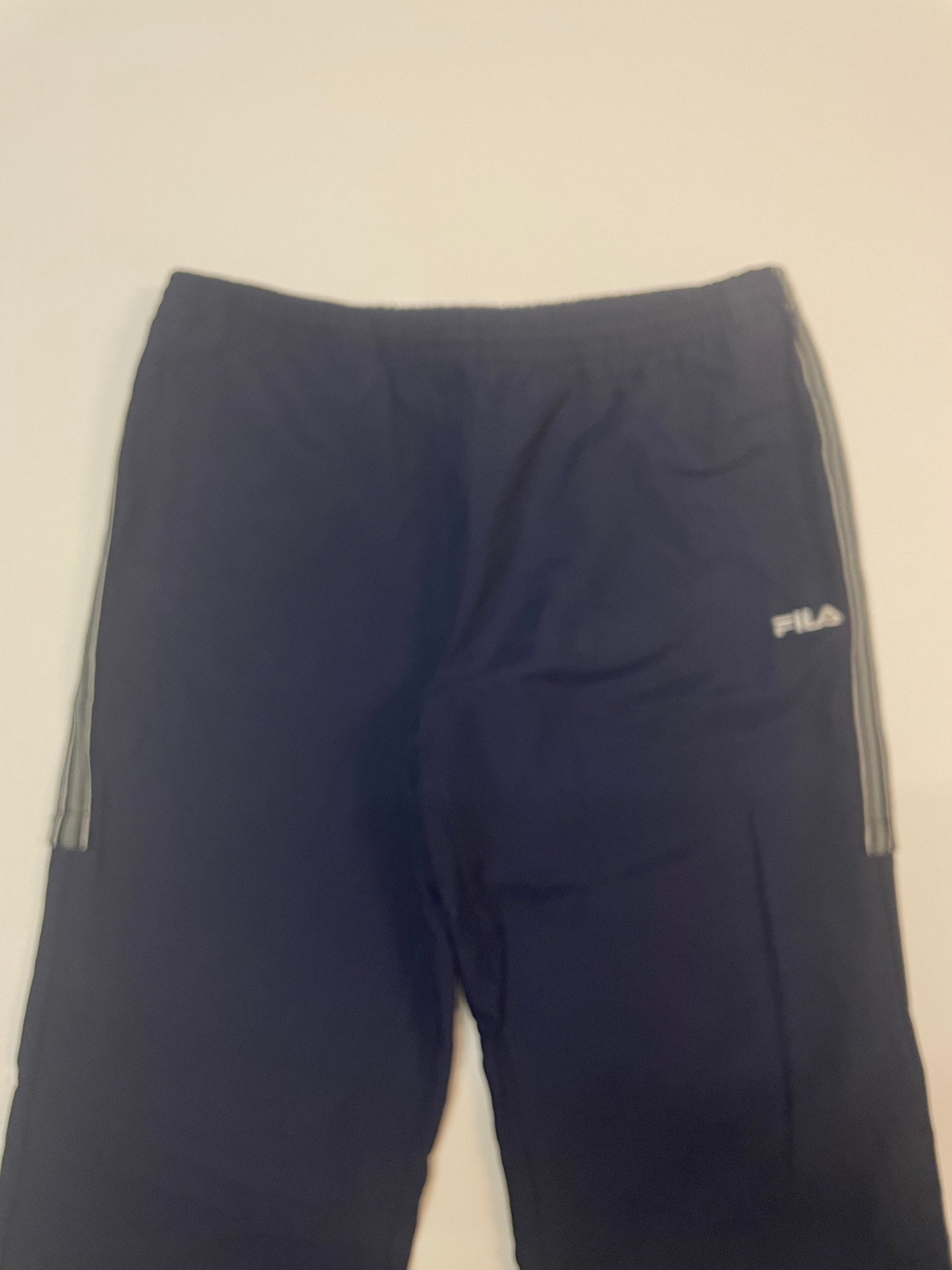 Entdecke unsere Vintage Track Pants von Nike und anderen Marken, erhältlich bei Valuxery.de - Dein Shop für trendige Vintage - Kleidung. Unsere Track Pants sind aus hochwertigen Materialien und