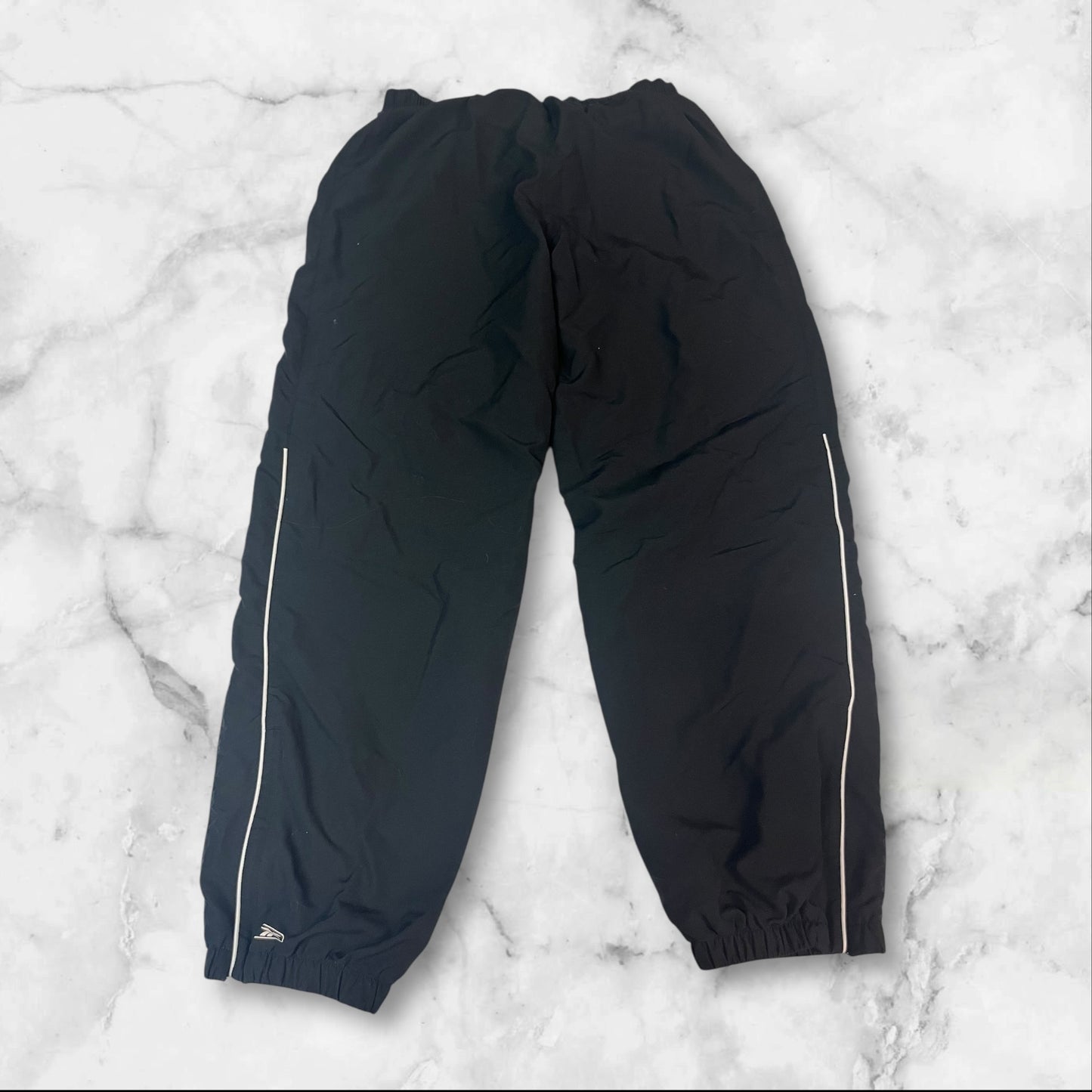 Entdecke unsere Vintage Track Pants von Nike und anderen Marken, erhältlich bei Valuxery.de - Dein Shop für trendige Vintage - Kleidung. Unsere Track Pants sind aus hochwertigen Materialien und