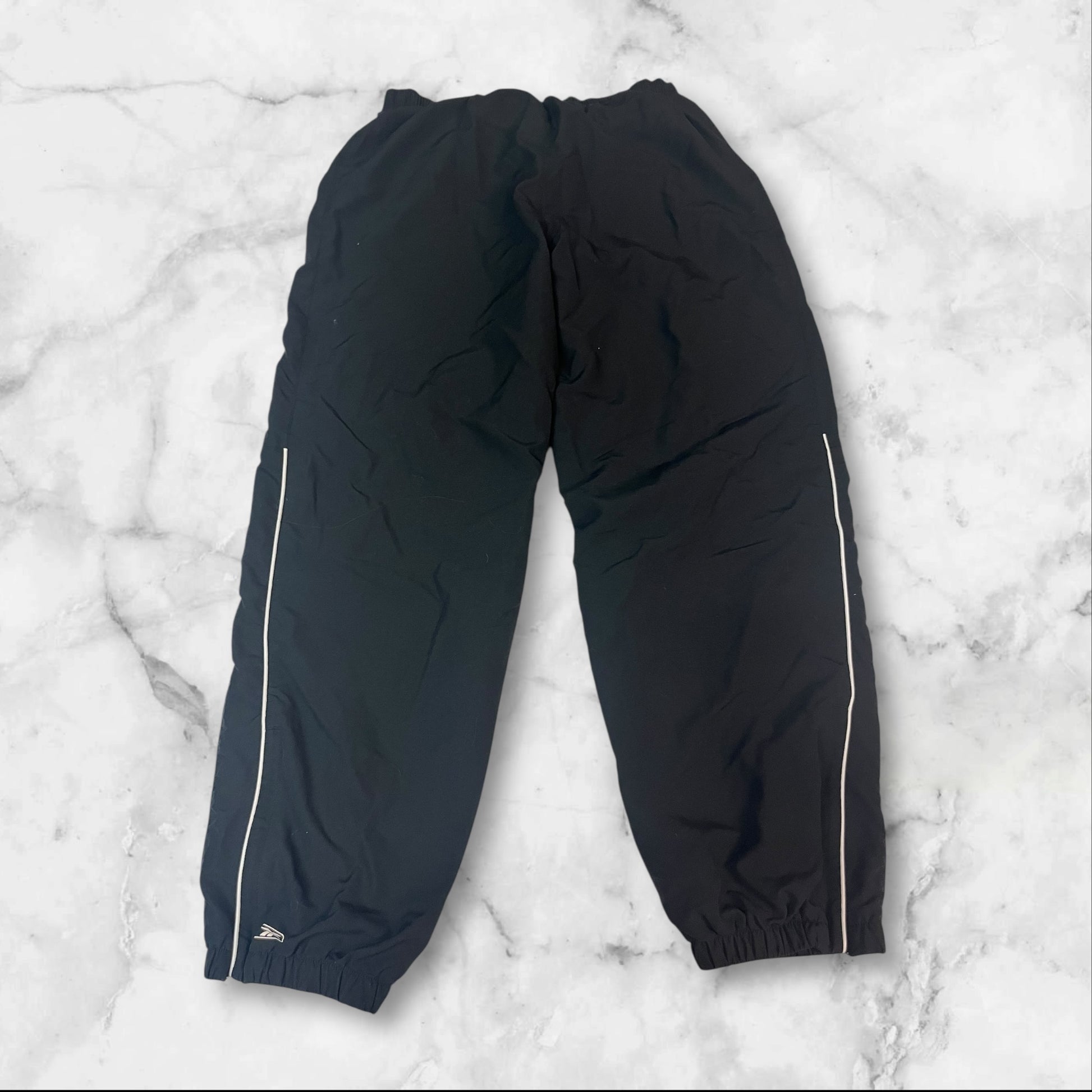 Entdecke unsere Vintage Track Pants von Nike und anderen Marken, erhältlich bei Valuxery.de - Dein Shop für trendige Vintage - Kleidung. Unsere Track Pants sind aus hochwertigen Materialien und