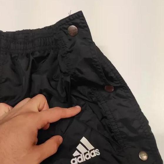 Entdecke unsere Vintage Track Pants von Nike und anderen Marken, erhältlich bei Valuxery.de - Dein Shop für trendige Vintage - Kleidung. Unsere Track Pants sind aus hochwertigen Materialien und