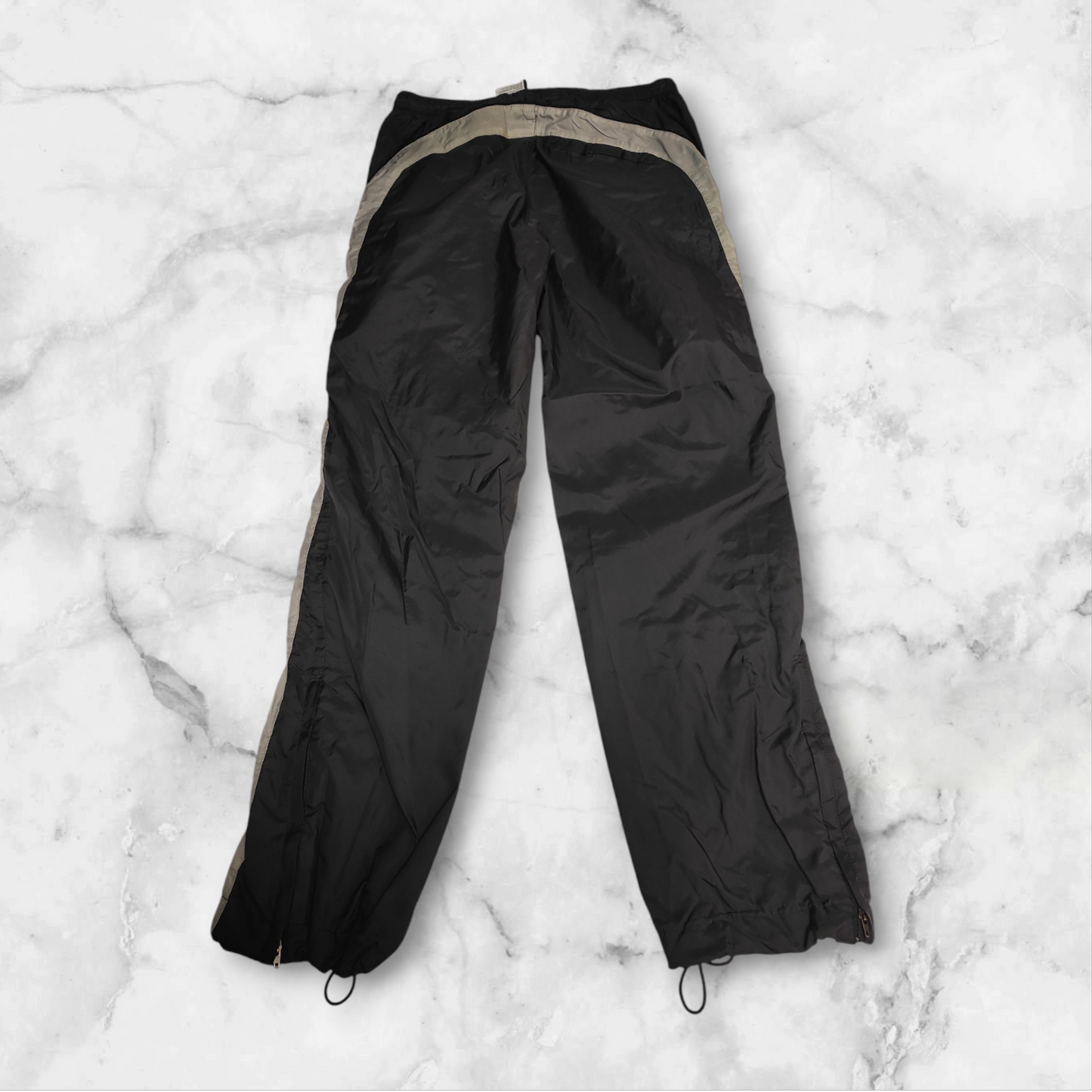 Entdecke unsere Vintage Track Pants von Nike und anderen Marken, erhältlich bei Valuxery.de - Dein Shop für trendige Vintage - Kleidung. Unsere Track Pants sind aus hochwertigen Materialien und