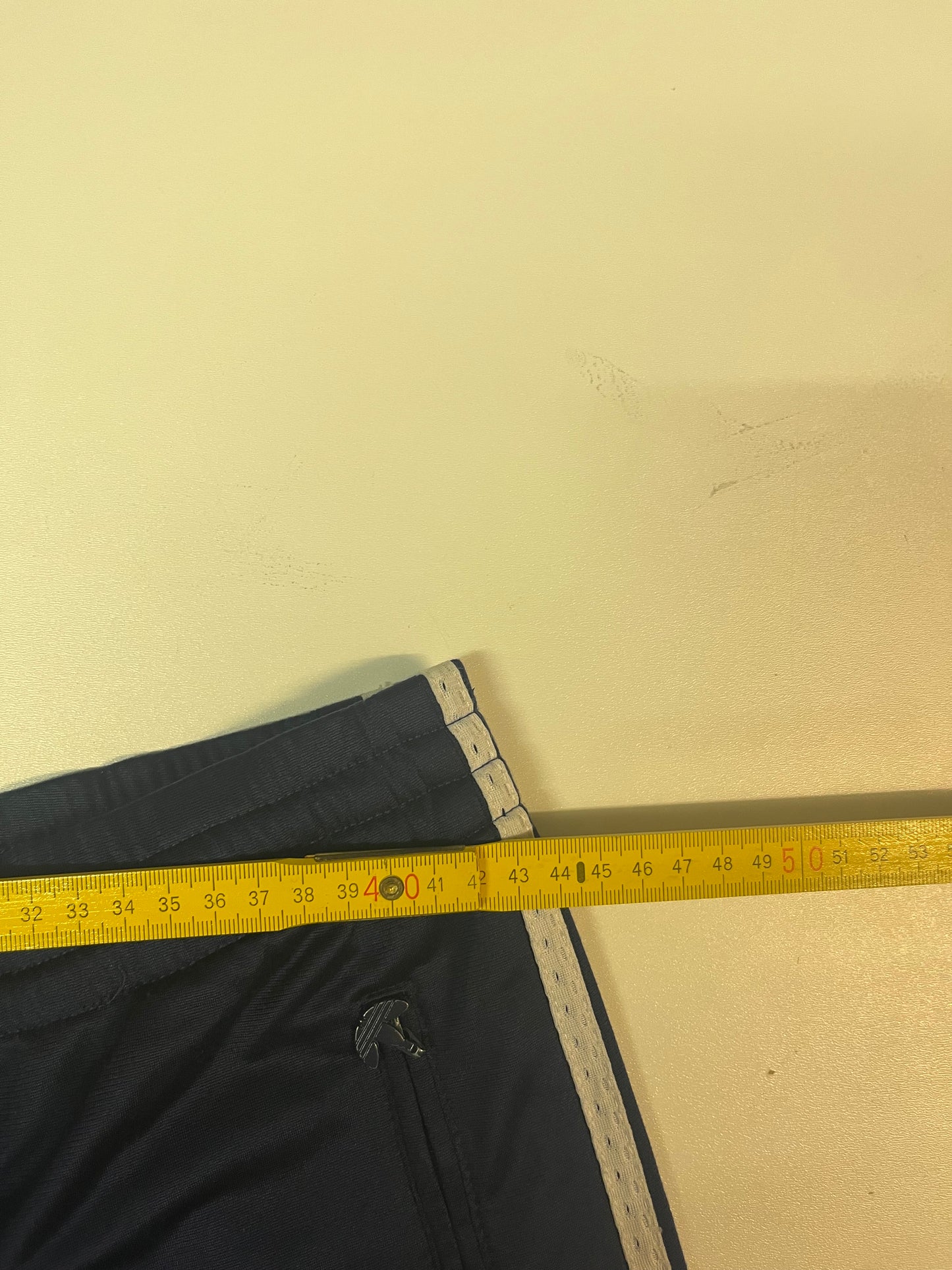 Entdecke unsere Vintage Track Pants von Nike und anderen Marken, erhältlich bei Valuxery.de - Dein Shop für trendige Vintage - Kleidung. Unsere Track Pants sind aus hochwertigen Materialien und