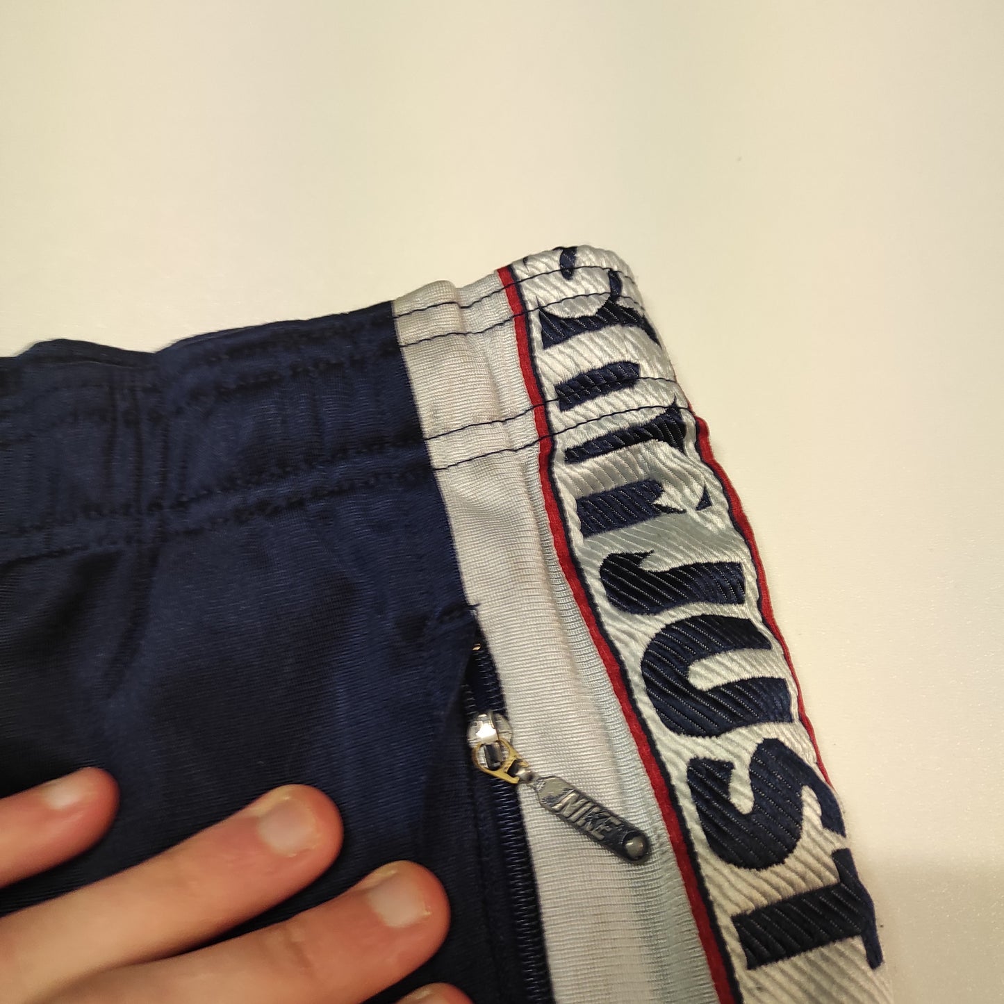 Entdecke unsere Vintage Track Pants von Nike und anderen Marken, erhältlich bei Valuxery.de - Dein Shop für trendige Vintage - Kleidung. Unsere Track Pants sind aus hochwertigen Materialien und