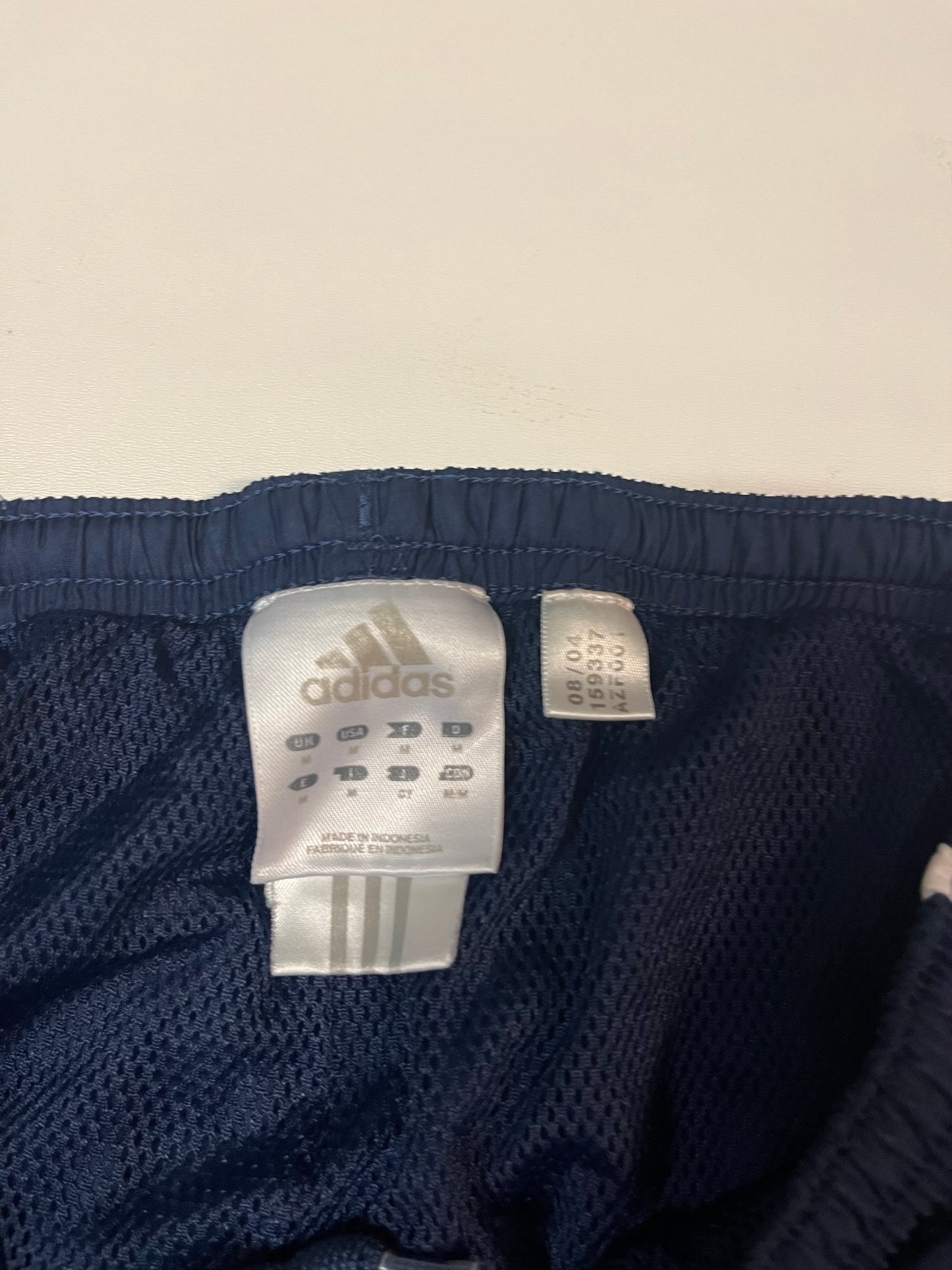 Entdecke unsere Vintage Track Pants von Nike und anderen Marken, erhältlich bei Valuxery.de - Dein Shop für trendige Vintage - Kleidung. Unsere Track Pants sind aus hochwertigen Materialien und
