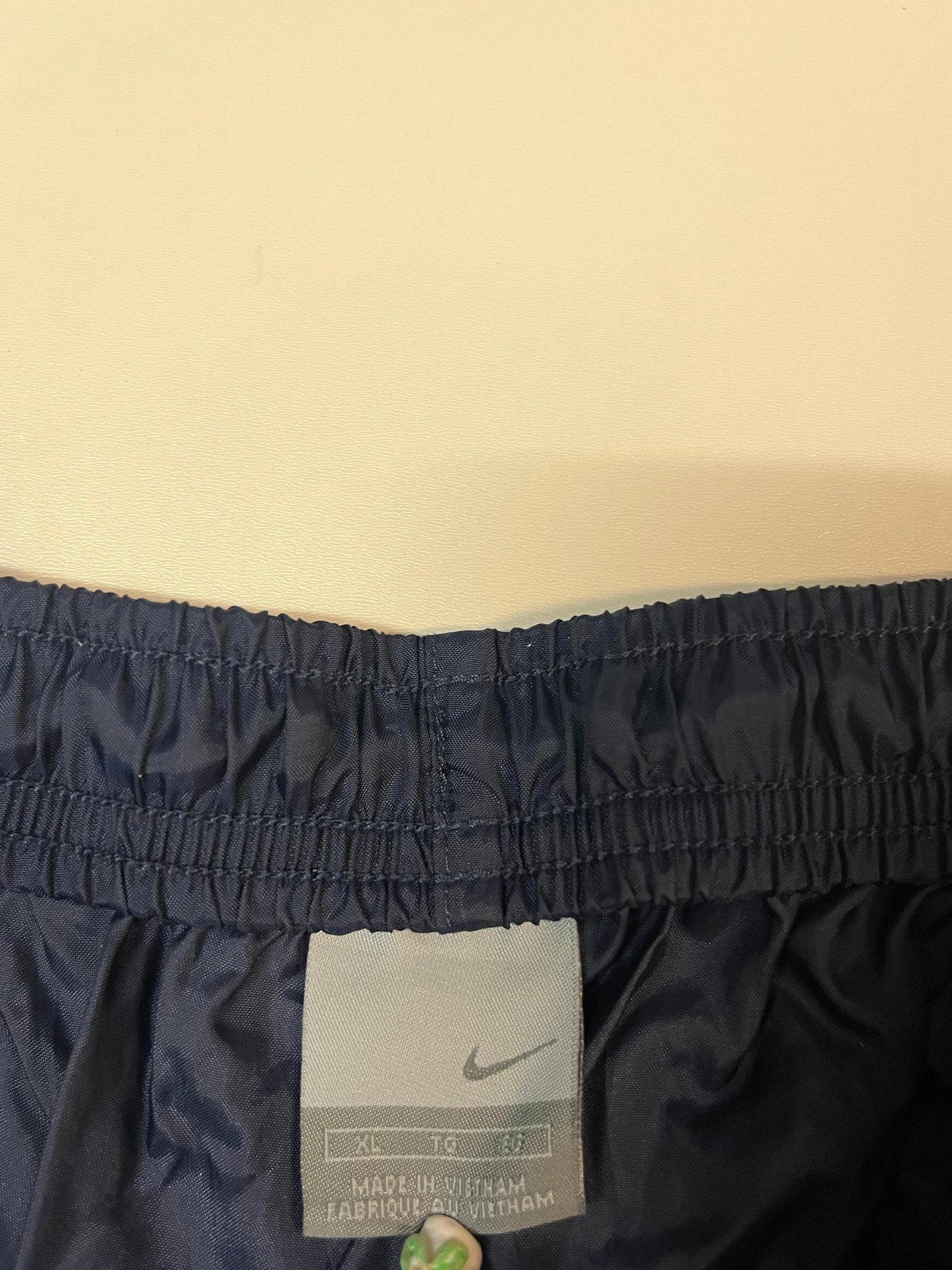 Entdecke unsere Vintage Track Pants von Nike und anderen Marken, erhältlich bei Valuxery.de - Dein Shop für trendige Vintage - Kleidung. Unsere Track Pants sind aus hochwertigen Materialien und