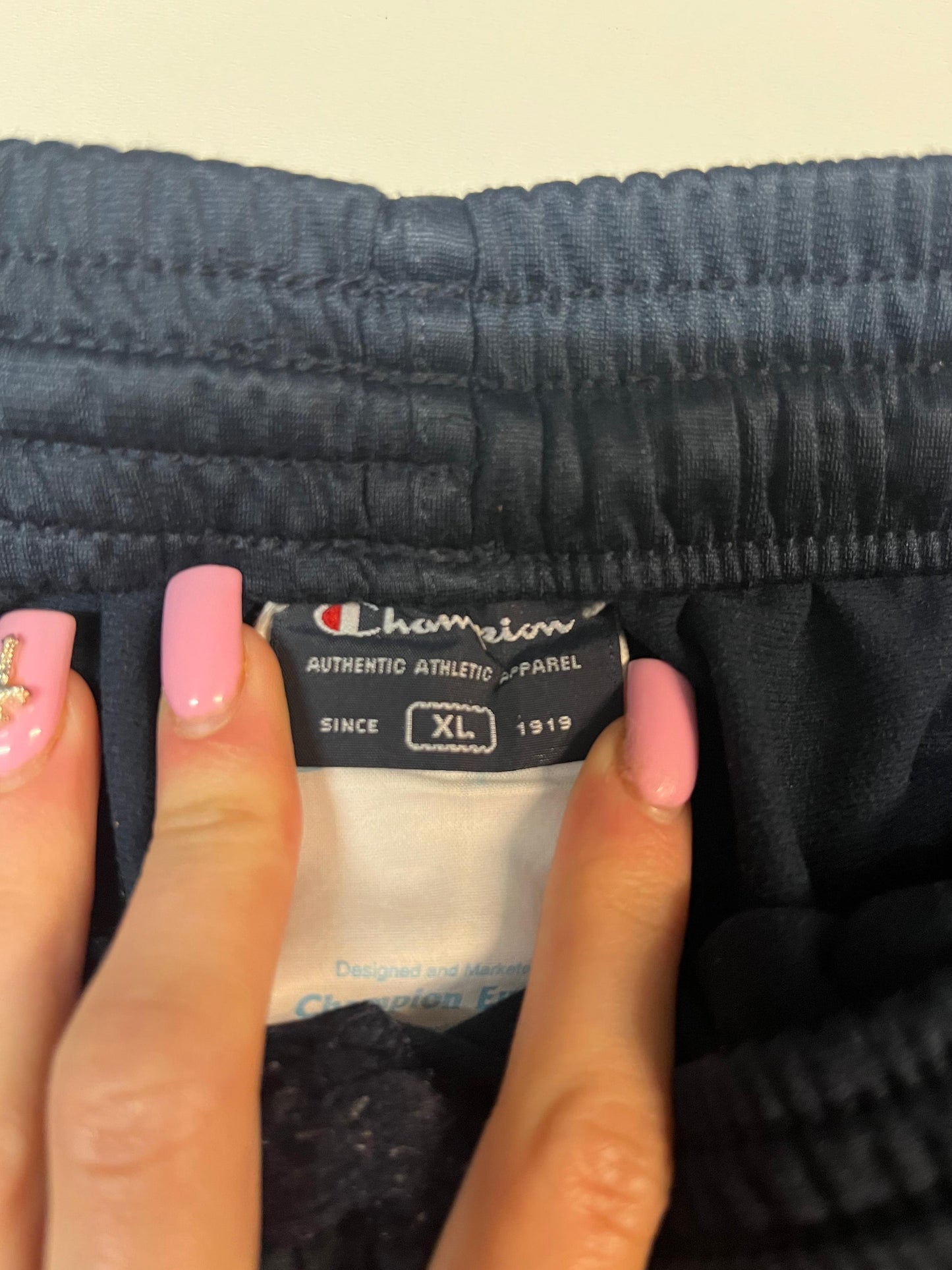 Entdecke unsere Vintage Track Pants von Nike und anderen Marken, erhältlich bei Valuxery.de - Dein Shop für trendige Vintage - Kleidung. Unsere Track Pants sind aus hochwertigen Materialien und