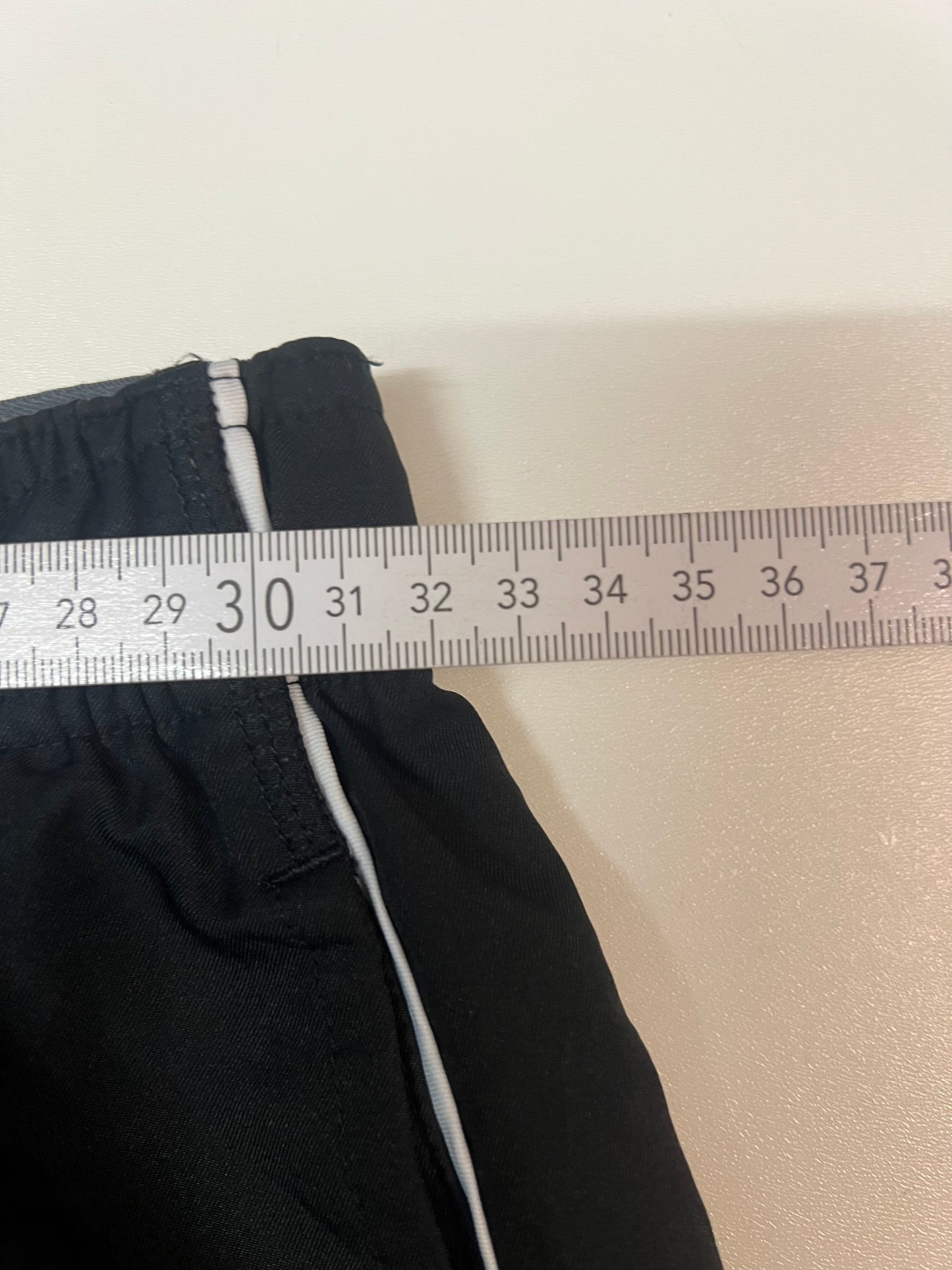 Entdecke unsere Vintage Track Pants von Nike und anderen Marken, erhältlich bei Valuxery.de - Dein Shop für trendige Vintage - Kleidung. Unsere Track Pants sind aus hochwertigen Materialien und