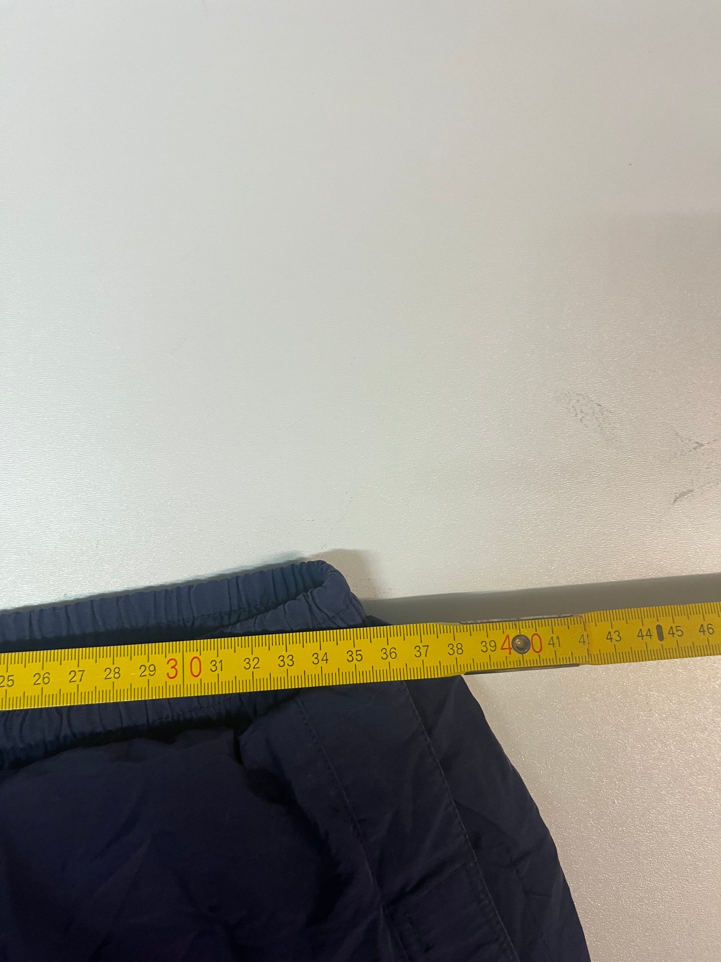 Entdecke unsere Vintage Track Pants von Nike und anderen Marken, erhältlich bei Valuxery.de - Dein Shop für trendige Vintage - Kleidung. Unsere Track Pants sind aus hochwertigen Materialien und