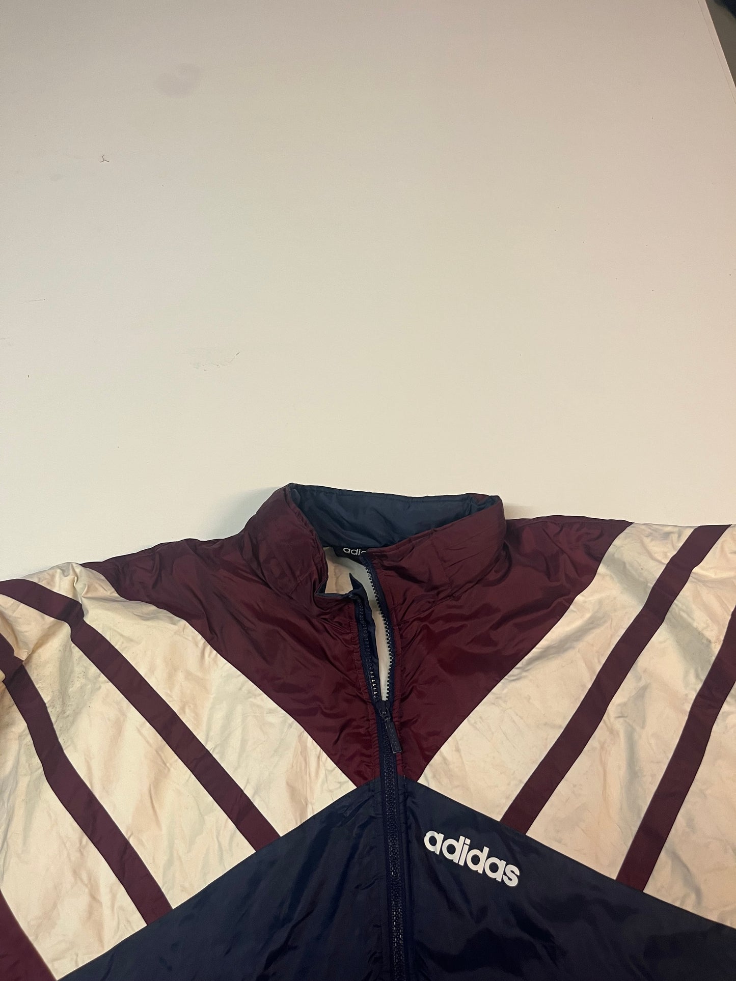 Entdecke unsere Vintage Track Pants von Nike und anderen Marken, erhältlich bei Valuxery.de - Dein Shop für trendige Vintage - Kleidung. Unsere Track Pants sind aus hochwertigen Materialien und