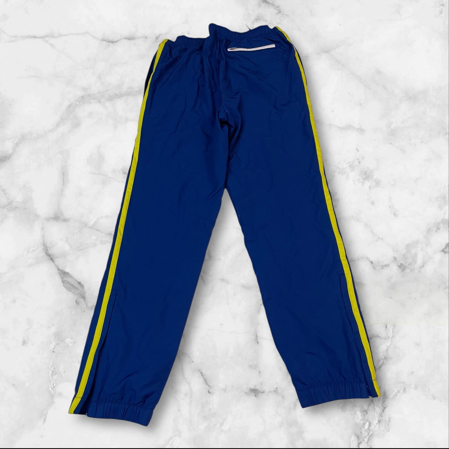 Entdecke unsere Vintage Track Pants von Nike und anderen Marken, erhältlich bei Valuxery.de - Dein Shop für trendige Vintage - Kleidung. Unsere Track Pants sind aus hochwertigen Materialien und