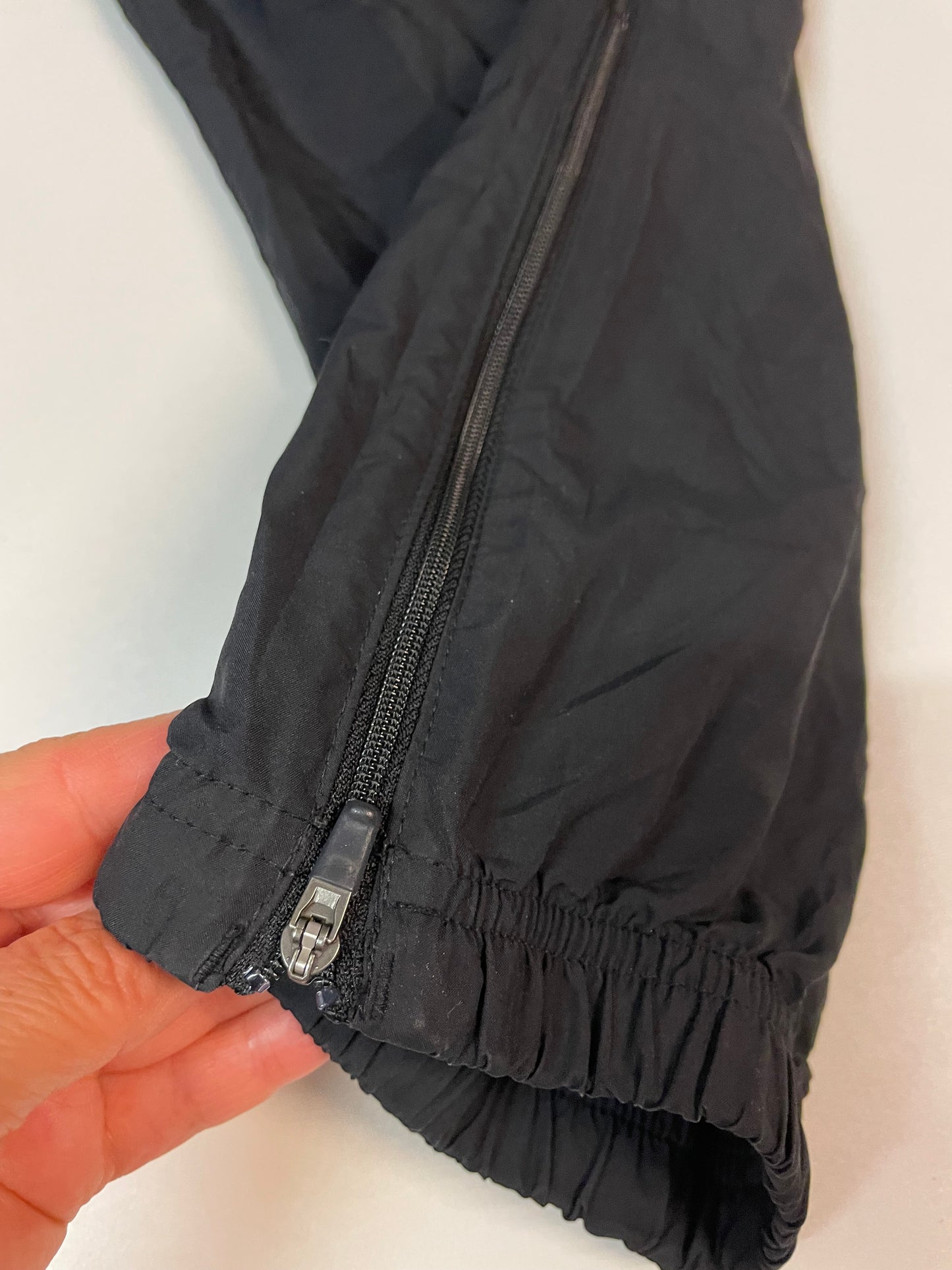 Entdecke unsere Vintage Track Pants von Nike und anderen Marken, erhältlich bei Valuxery.de - Dein Shop für trendige Vintage - Kleidung. Unsere Track Pants sind aus hochwertigen Materialien und