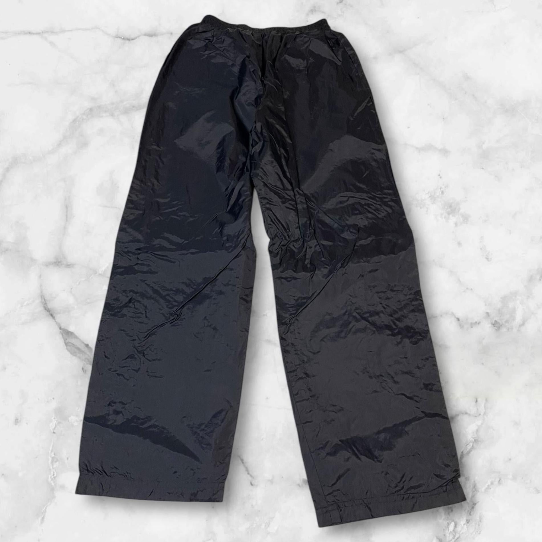 Entdecke unsere Vintage Track Pants von Nike und anderen Marken, erhältlich bei Valuxery.de - Dein Shop für trendige Vintage - Kleidung. Unsere Track Pants sind aus hochwertigen Materialien und