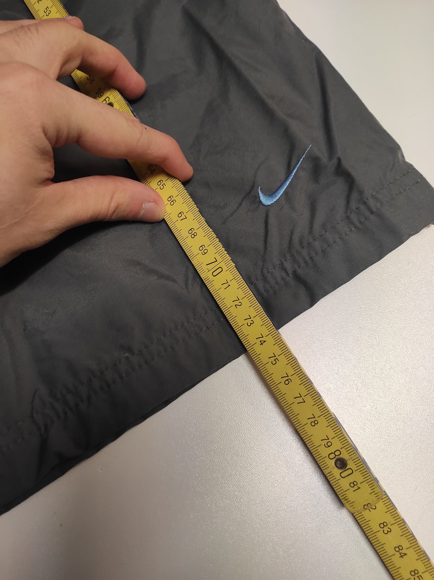 Entdecke unsere Vintage Track Pants von Nike und anderen Marken, erhältlich bei Valuxery.de - Dein Shop für trendige Vintage - Kleidung. Unsere Track Pants sind aus hochwertigen Materialien und