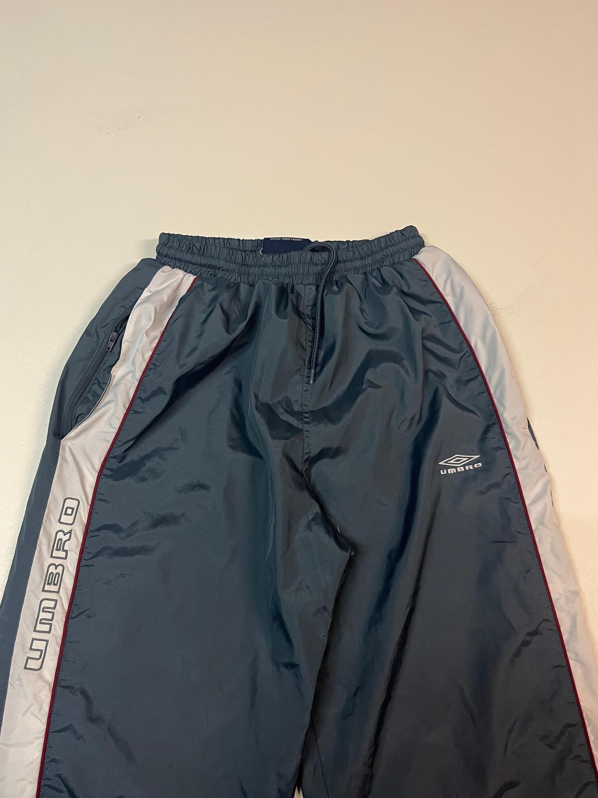 Entdecke unsere Vintage Track Pants von Nike und anderen Marken, erhältlich bei Valuxery.de - Dein Shop für trendige Vintage - Kleidung. Unsere Track Pants sind aus hochwertigen Materialien und