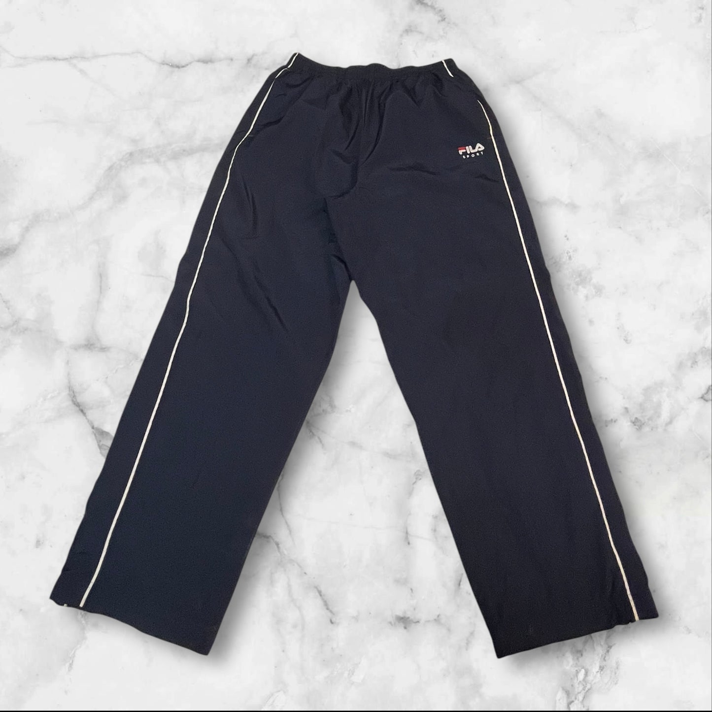 Entdecke unsere Vintage Track Pants von Nike und anderen Marken, erhältlich bei Valuxery.de - Dein Shop für trendige Vintage - Kleidung. Unsere Track Pants sind aus hochwertigen Materialien und