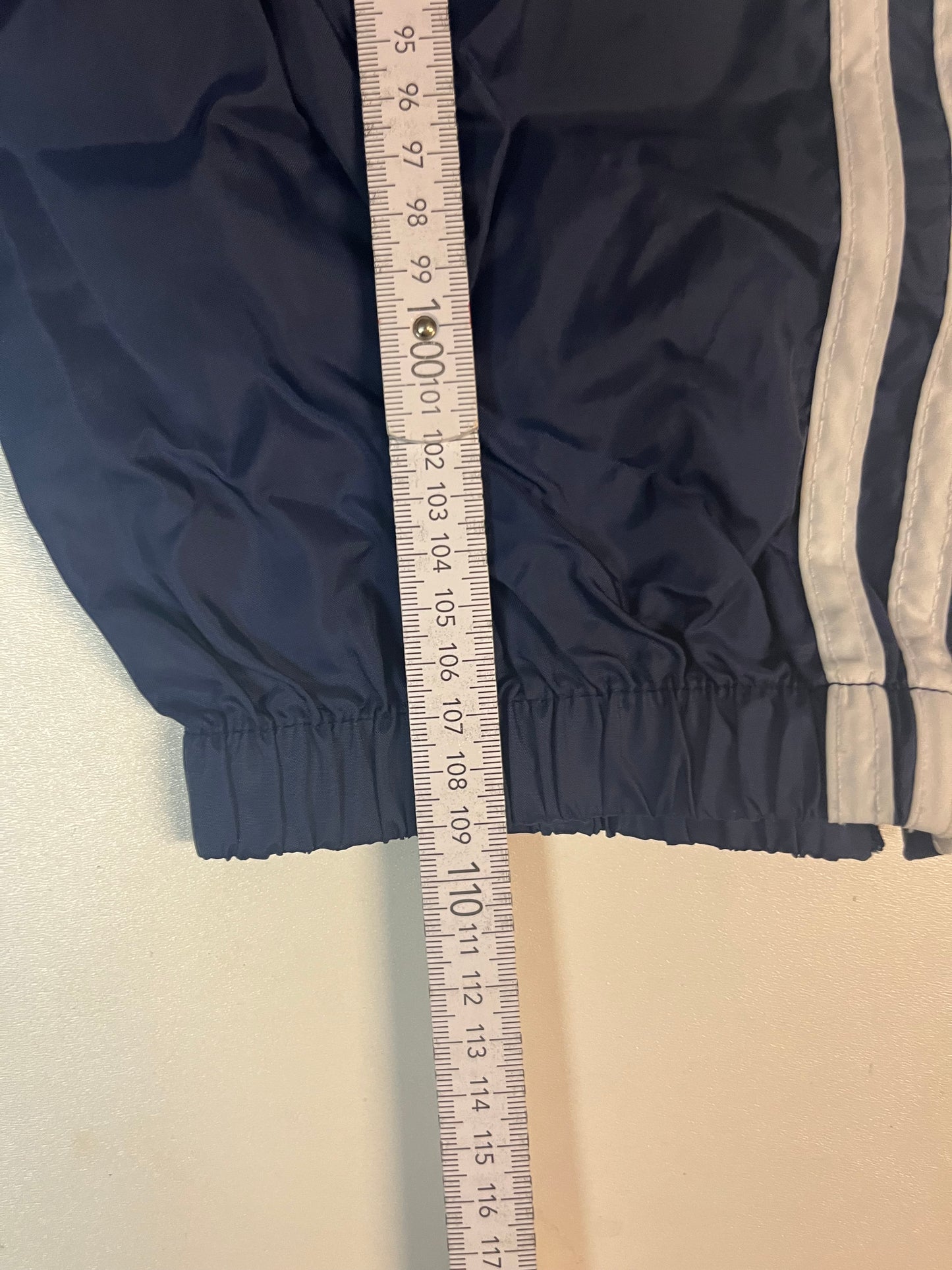 Entdecke unsere Vintage Track Pants von Nike und anderen Marken, erhältlich bei Valuxery.de - Dein Shop für trendige Vintage - Kleidung. Unsere Track Pants sind aus hochwertigen Materialien und