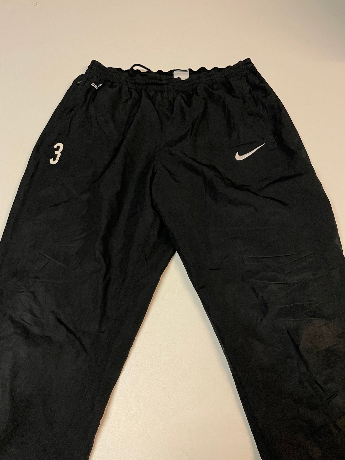 Entdecke unsere Vintage Track Pants von Nike und anderen Marken, erhältlich bei Valuxery.de - Dein Shop für trendige Vintage - Kleidung. Unsere Track Pants sind aus hochwertigen Materialien und