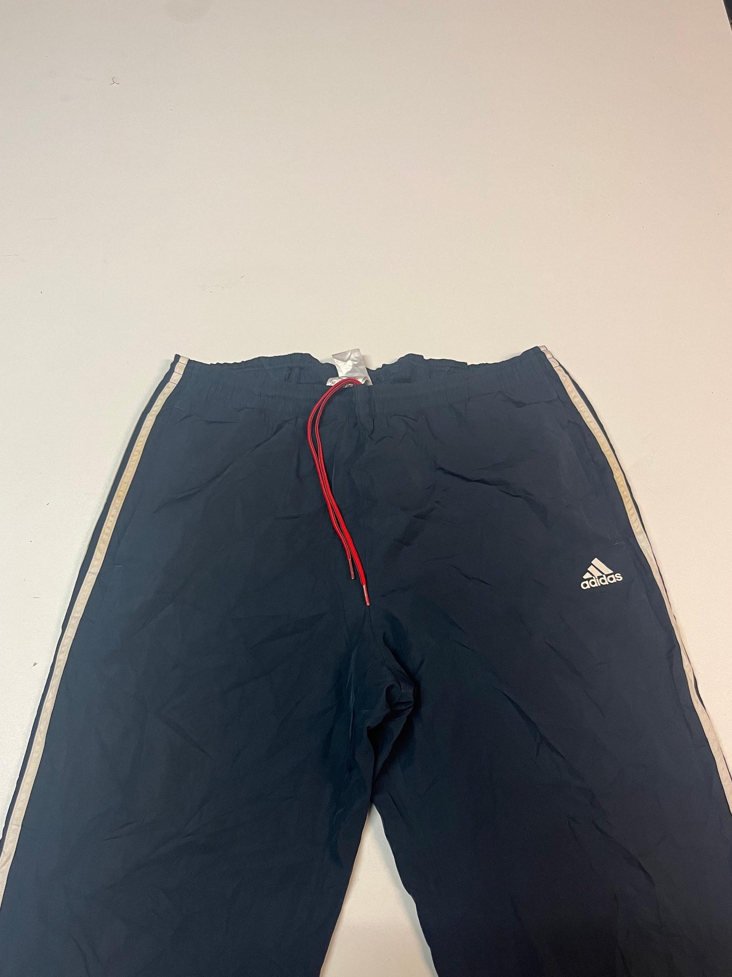 Entdecke unsere Vintage Track Pants von Nike und anderen Marken, erhältlich bei Valuxery.de - Dein Shop für trendige Vintage - Kleidung. Unsere Track Pants sind aus hochwertigen Materialien und