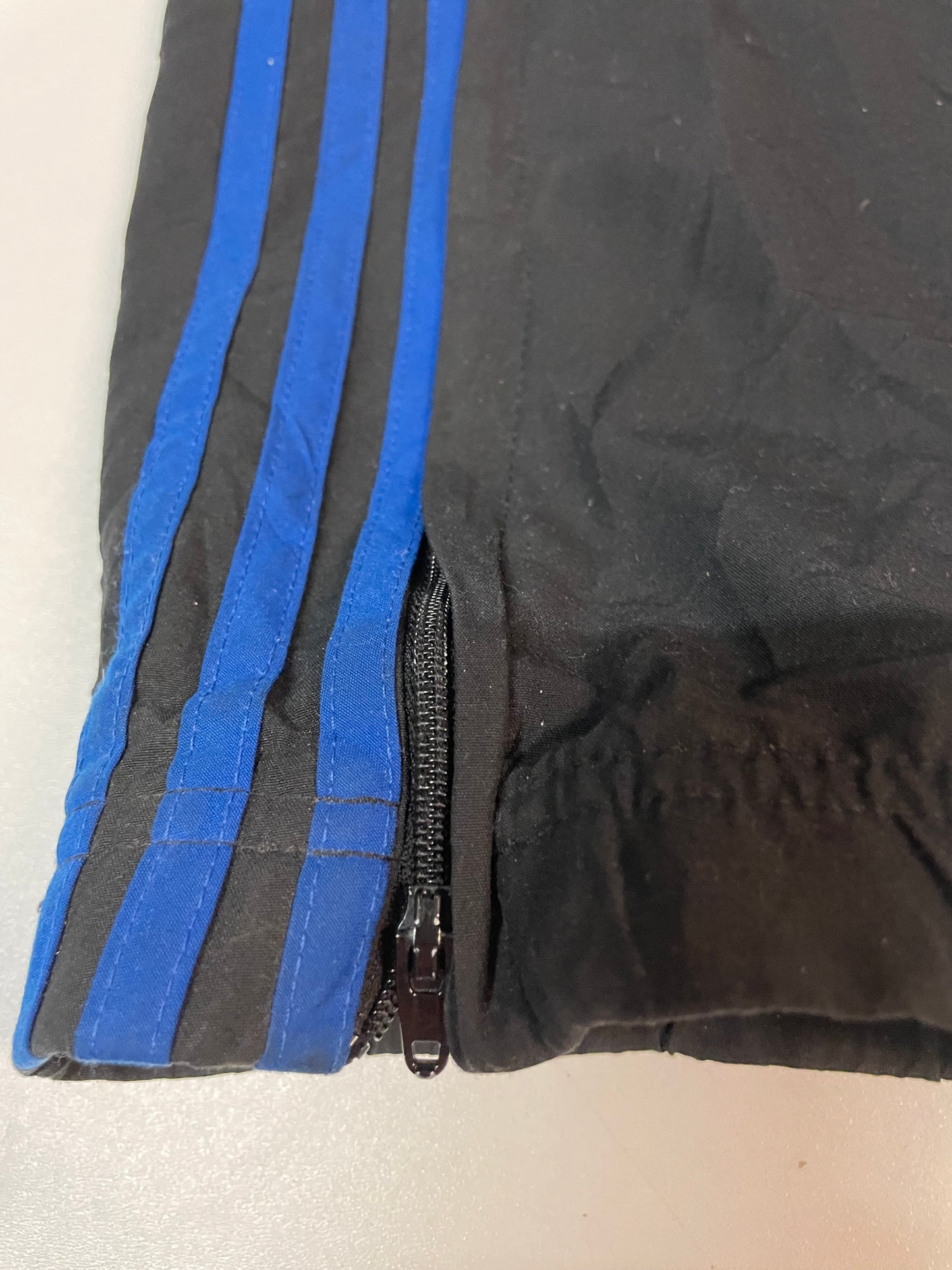 Entdecke unsere Vintage Track Pants von Nike und anderen Marken, erhältlich bei Valuxery.de - Dein Shop für trendige Vintage - Kleidung. Unsere Track Pants sind aus hochwertigen Materialien und