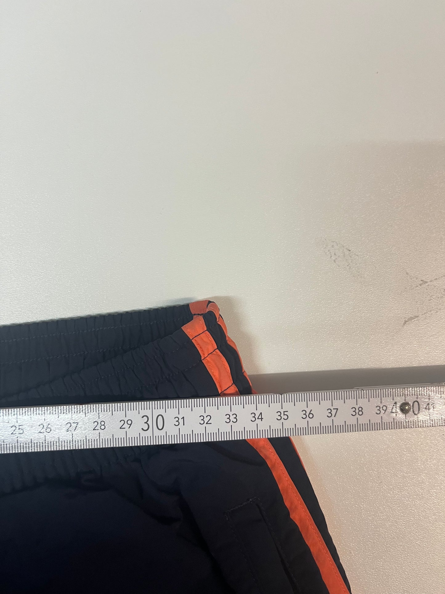 Entdecke unsere Vintage Track Pants von Nike und anderen Marken, erhältlich bei Valuxery.de - Dein Shop für trendige Vintage - Kleidung. Unsere Track Pants sind aus hochwertigen Materialien und