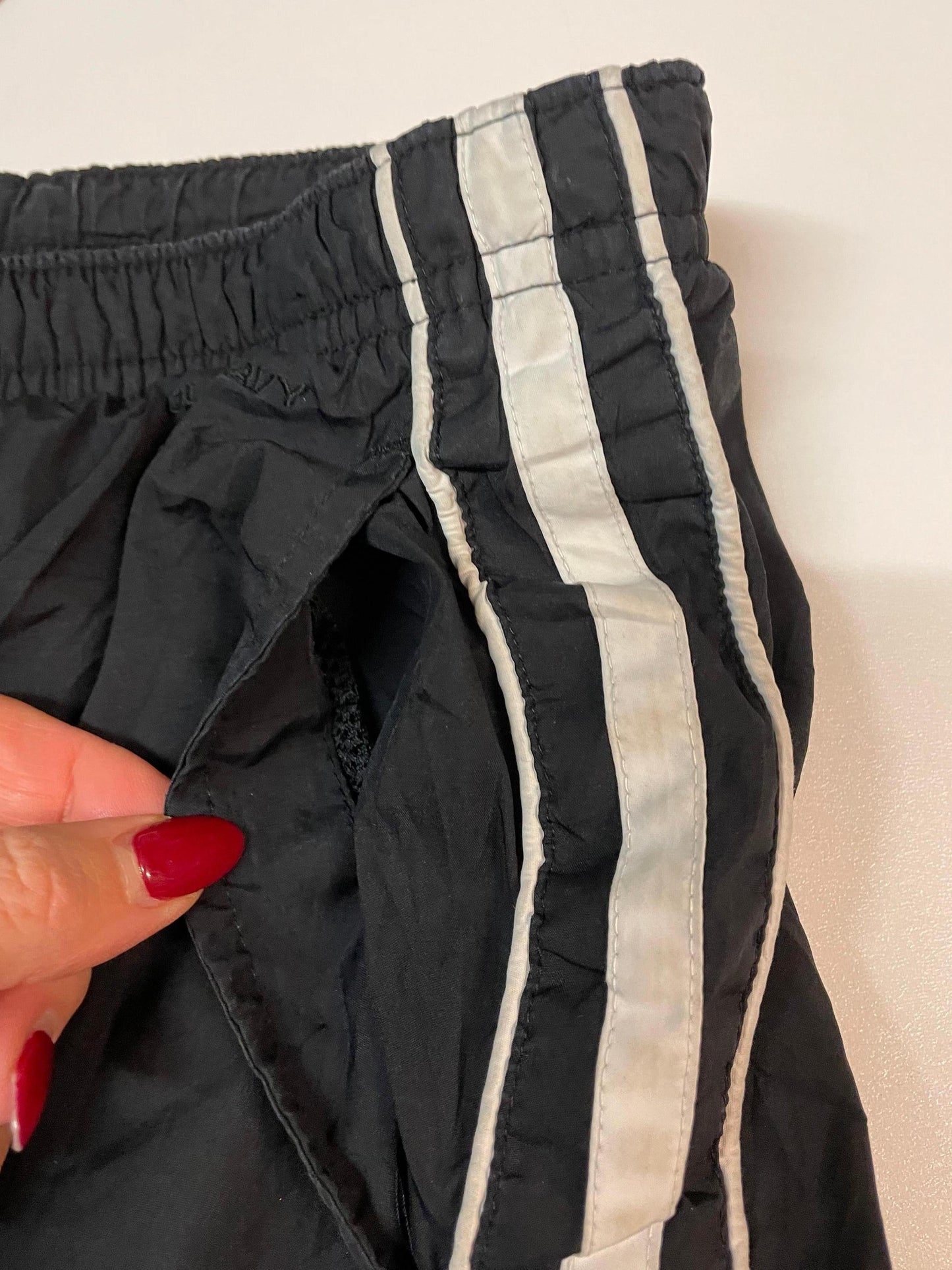Entdecke unsere Vintage Track Pants von Nike und anderen Marken, erhältlich bei Valuxery.de - Dein Shop für trendige Vintage - Kleidung. Unsere Track Pants sind aus hochwertigen Materialien und