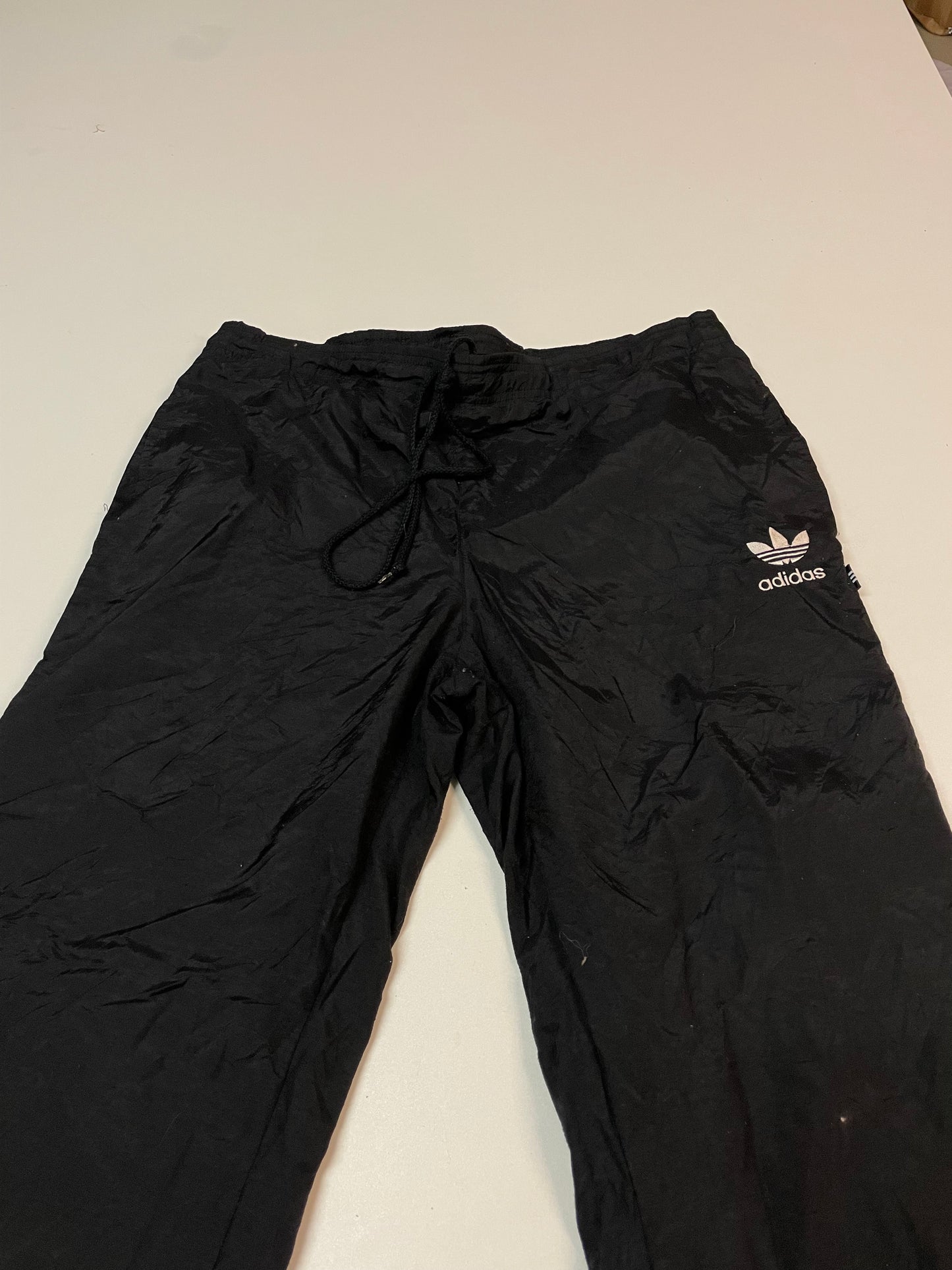 Entdecke unsere Vintage Track Pants von Nike und anderen Marken, erhältlich bei Valuxery.de - Dein Shop für trendige Vintage - Kleidung. Unsere Track Pants sind aus hochwertigen Materialien und