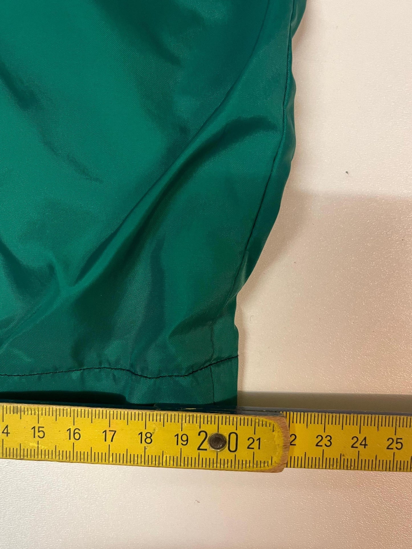 Entdecke unsere Vintage Track Pants von Nike und anderen Marken, erhältlich bei Valuxery.de - Dein Shop für trendige Vintage - Kleidung. Unsere Track Pants sind aus hochwertigen Materialien und